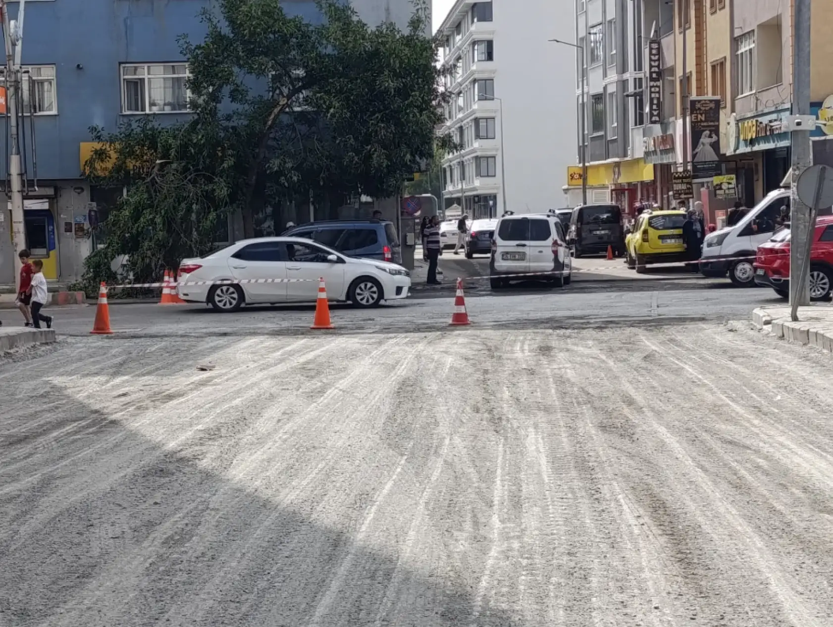 Ağrı'da aynı anda kazılan yollar trafiği kilitledi