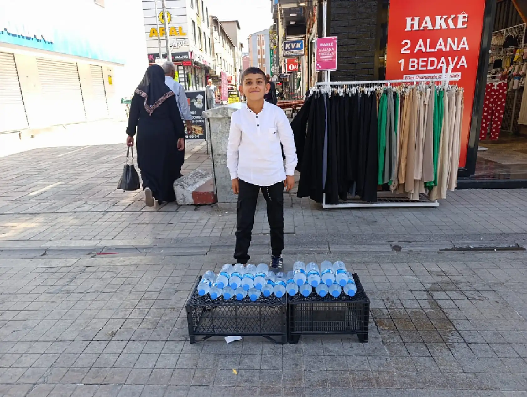 Ağrı'nın çalışkan kardeşleri, harçlıklarını su satarak kazanıyor