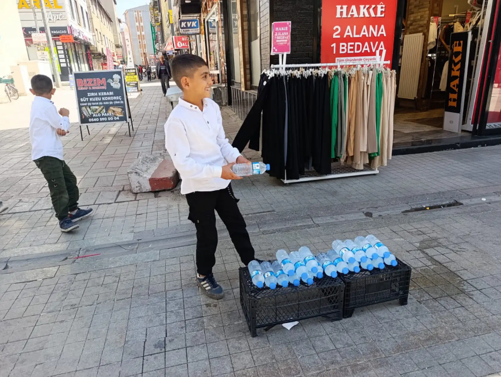 Ağrı'nın çalışkan kardeşleri, harçlıklarını su satarak kazanıyor
