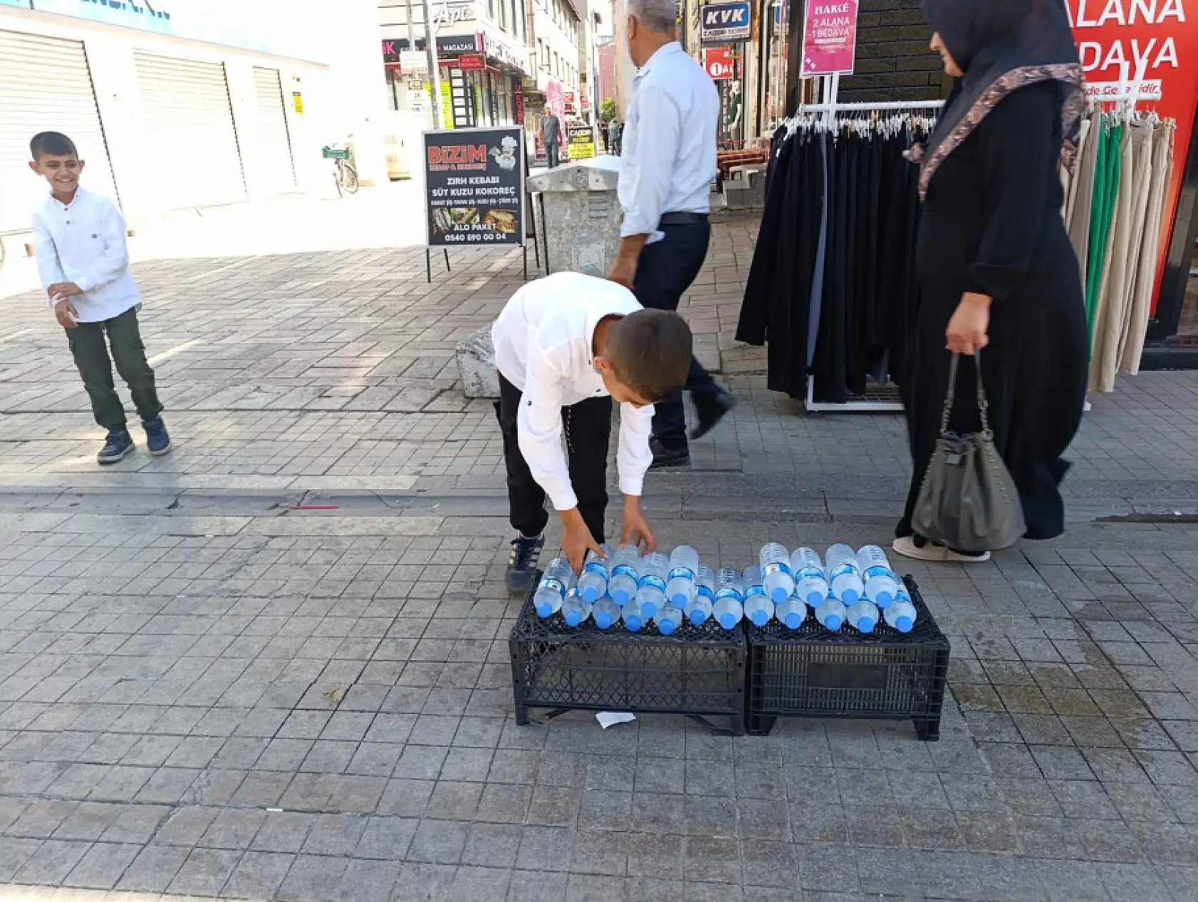 Ağrı'nın çalışkan kardeşleri, harçlıklarını su satarak kazanıyor