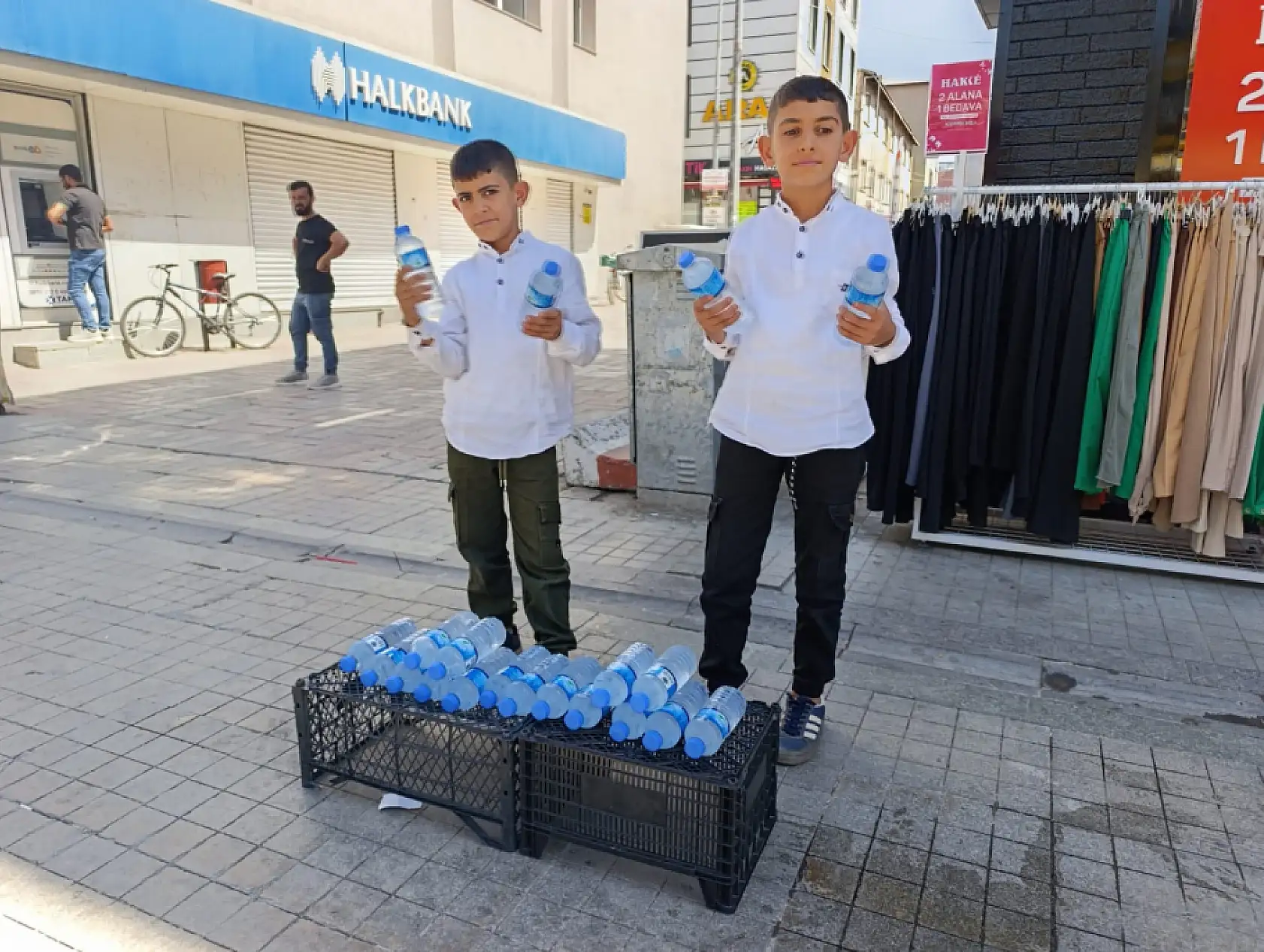 Ağrı'nın çalışkan kardeşleri, harçlıklarını su satarak kazanıyor