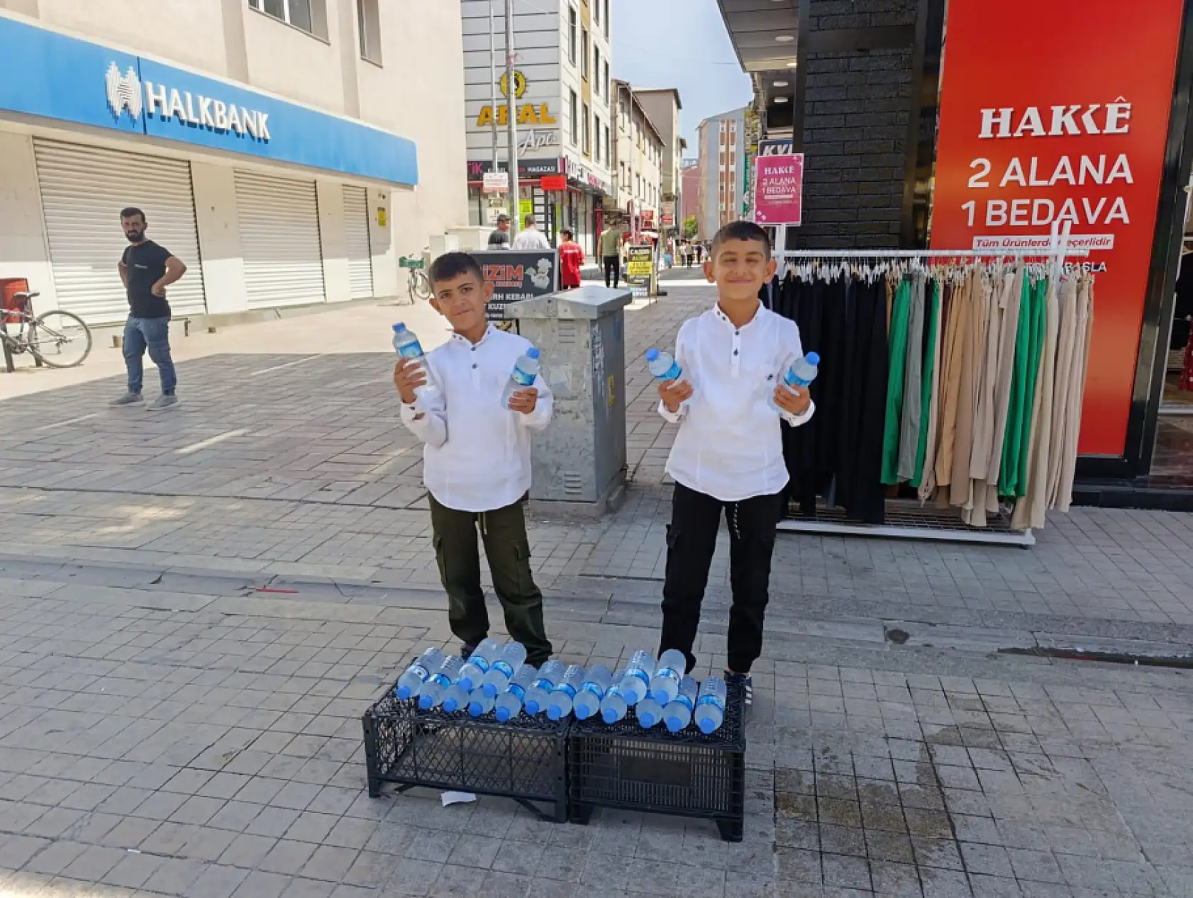 Ağrı'nın çalışkan kardeşleri, harçlıklarını su satarak kazanıyor