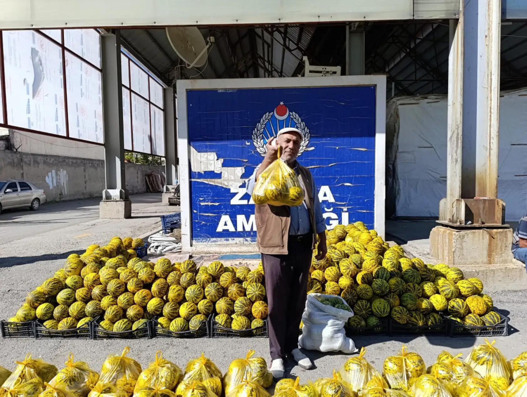 Ağrı Meydanı'nda sabahın bereketi kavun tezgâhında başladı