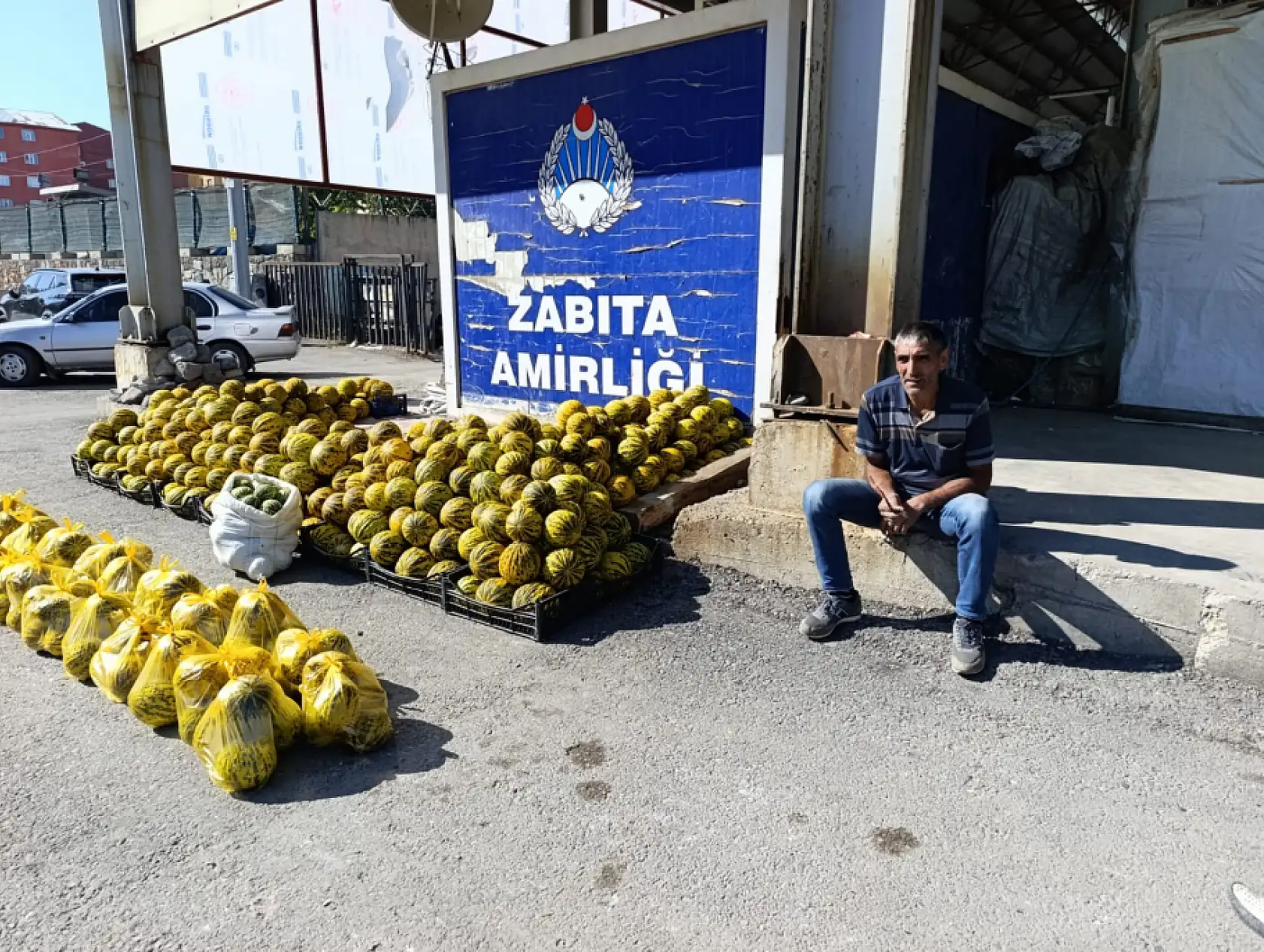 Ağrı Meydanı'nda sabahın bereketi kavun tezgâhında başladı