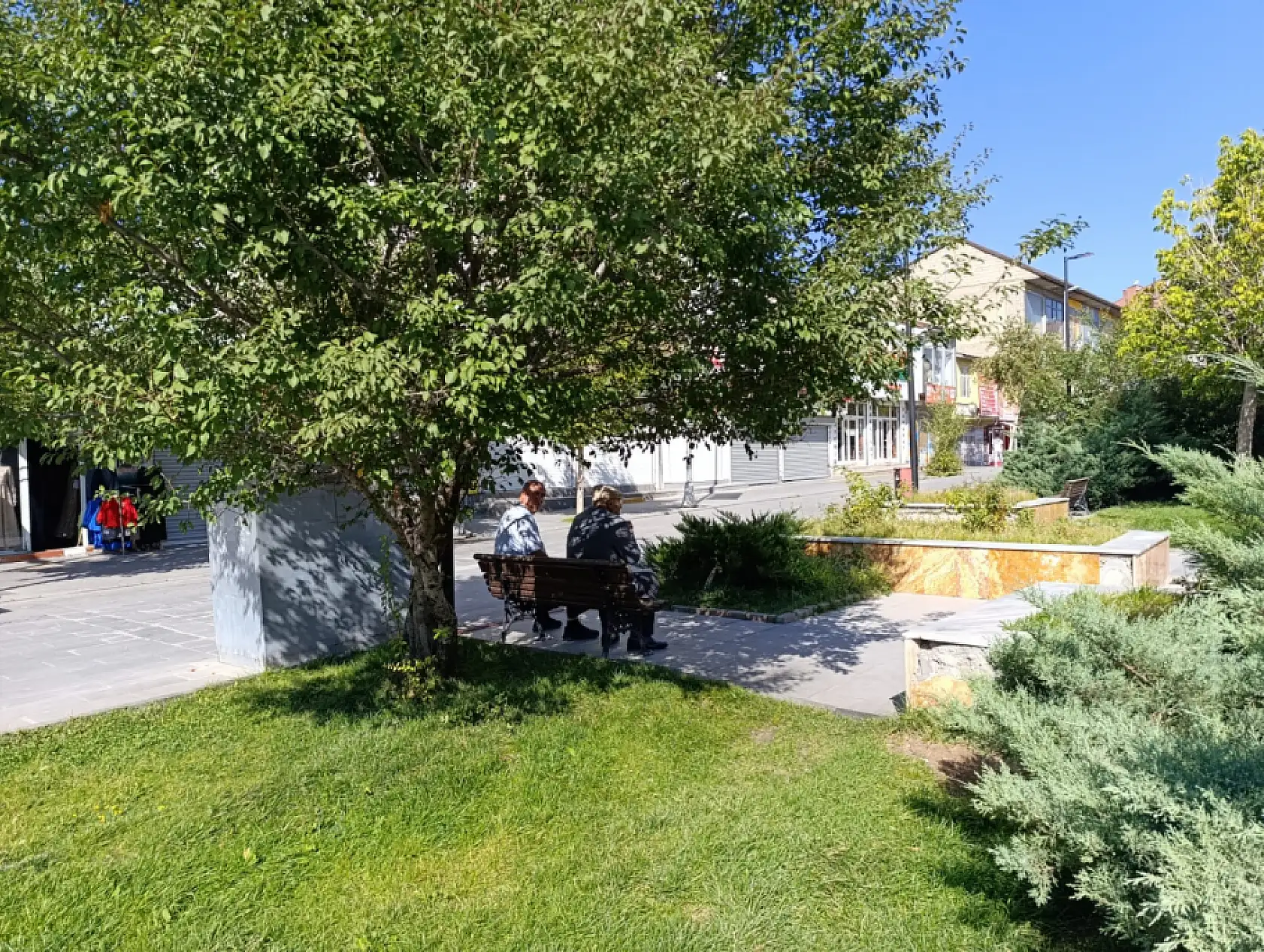 Ağrılılar yazdan sonbahara geçişi meydanda hissediyor