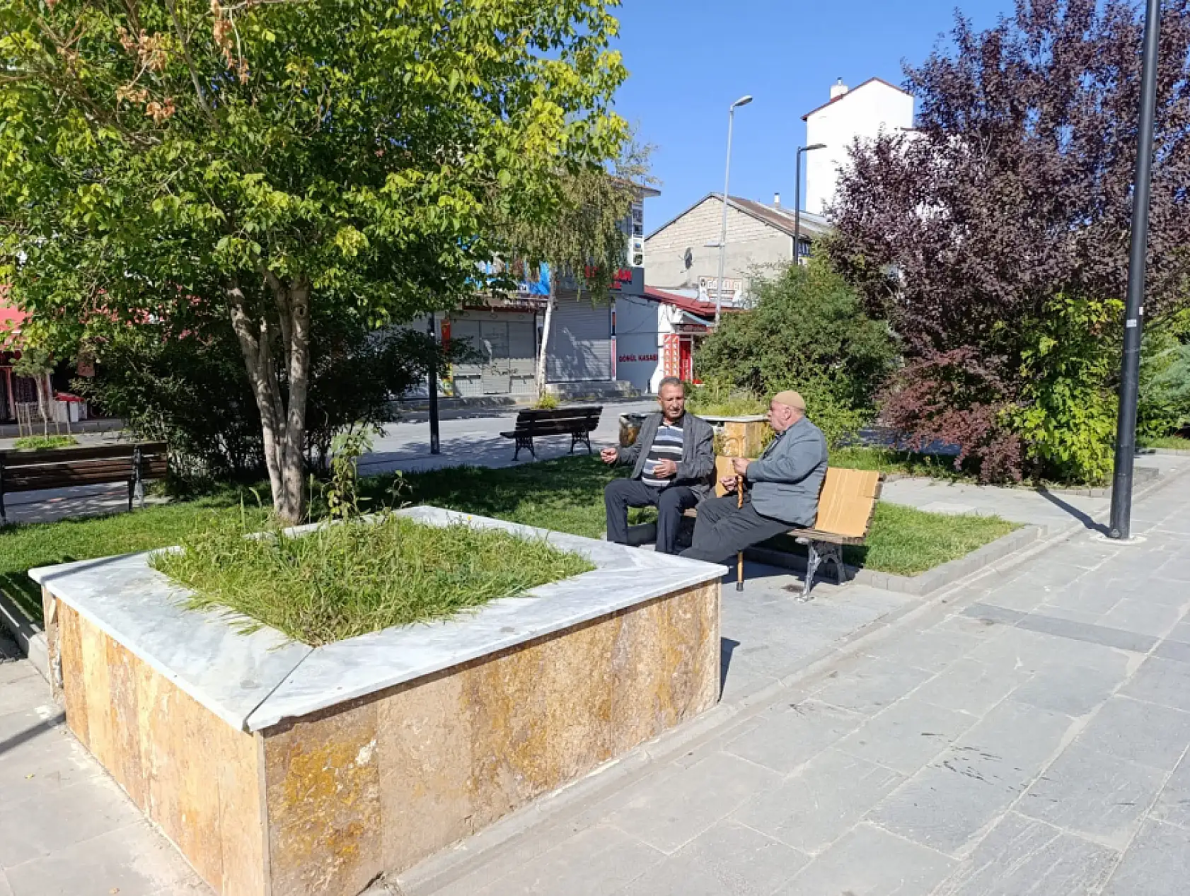 Ağrılılar yazdan sonbahara geçişi meydanda hissediyor