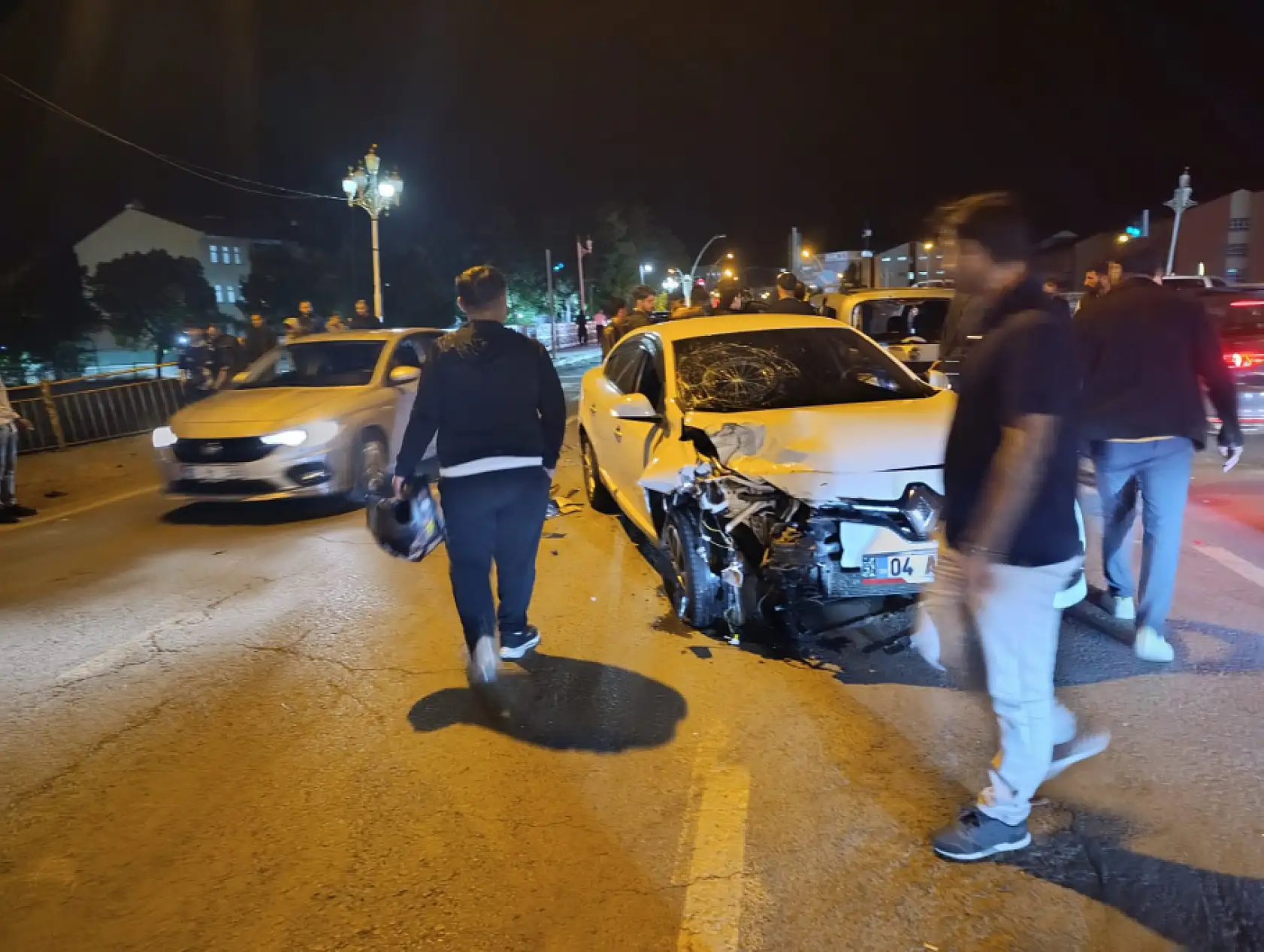 Ağrı'da meydana gelen kazada, araç parçaları yola saçıldı