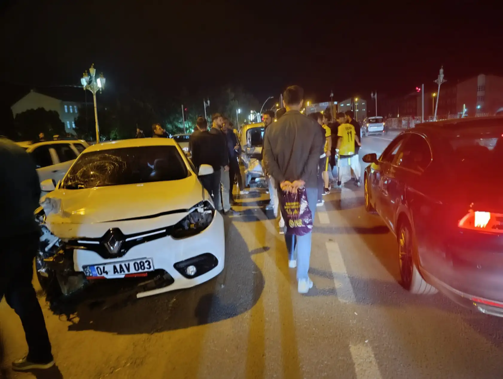 Ağrı'da meydana gelen kazada, araç parçaları yola saçıldı