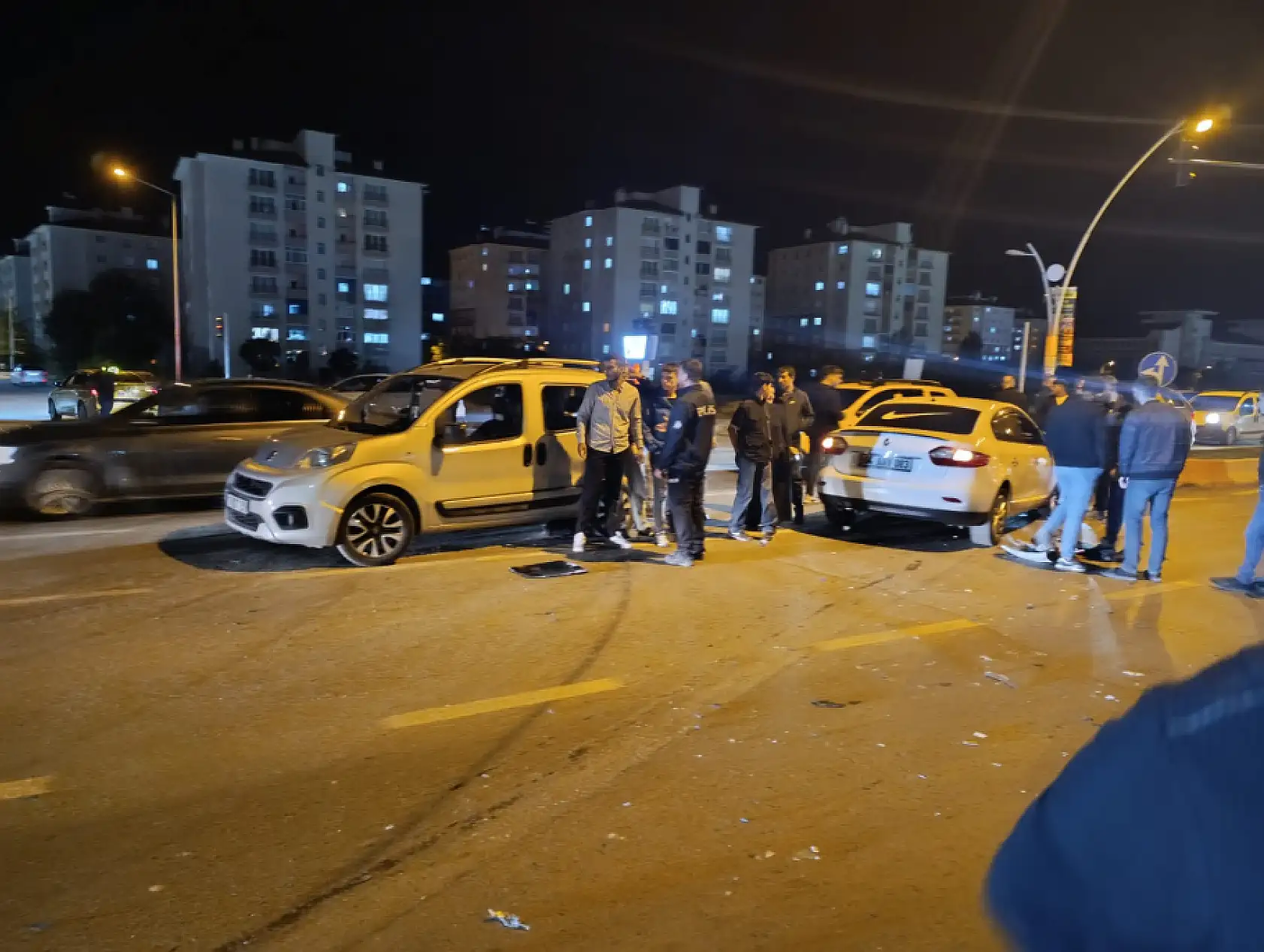 Ağrı'da meydana gelen kazada, araç parçaları yola saçıldı