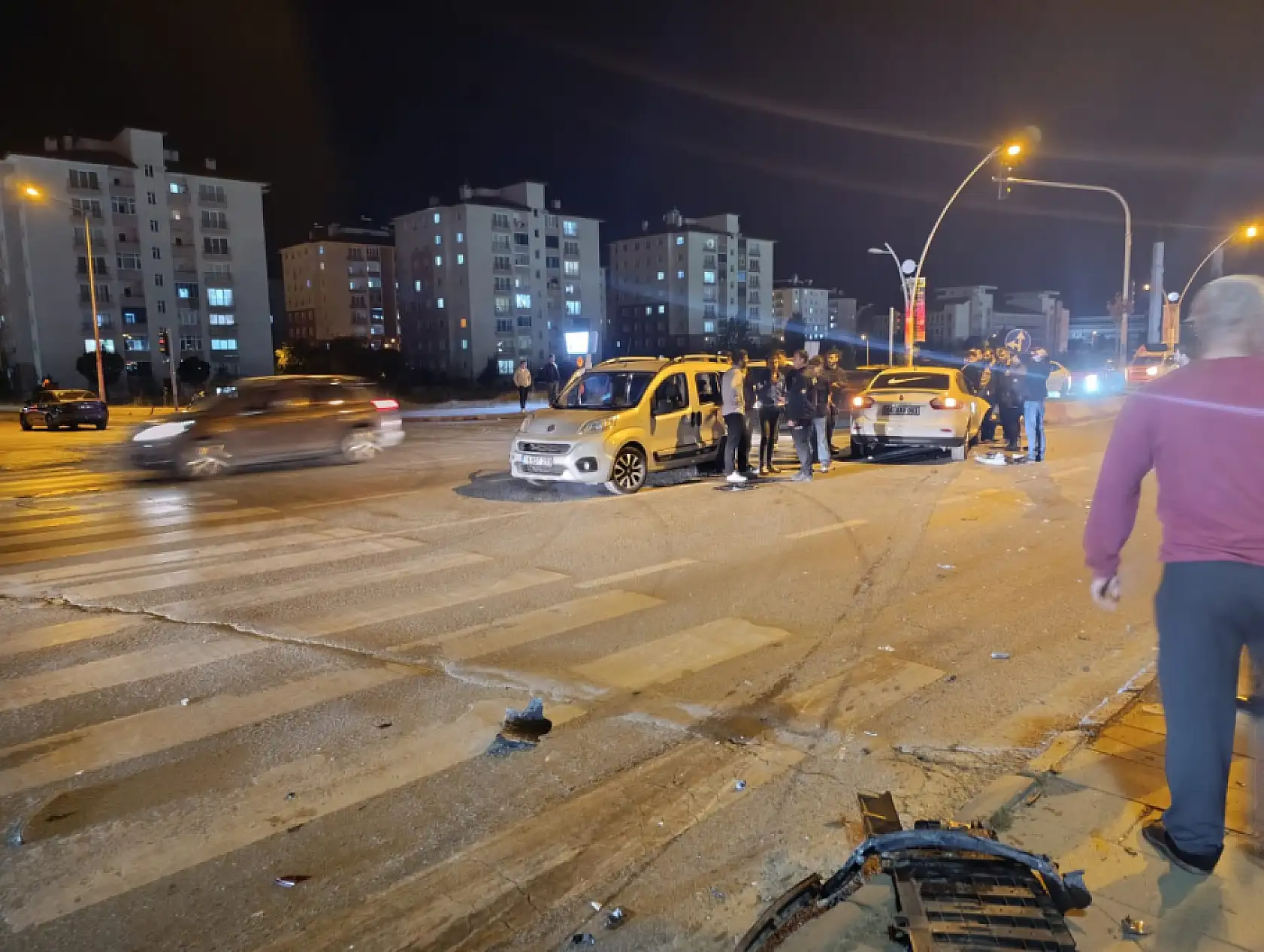 Ağrı'da meydana gelen kazada, araç parçaları yola saçıldı