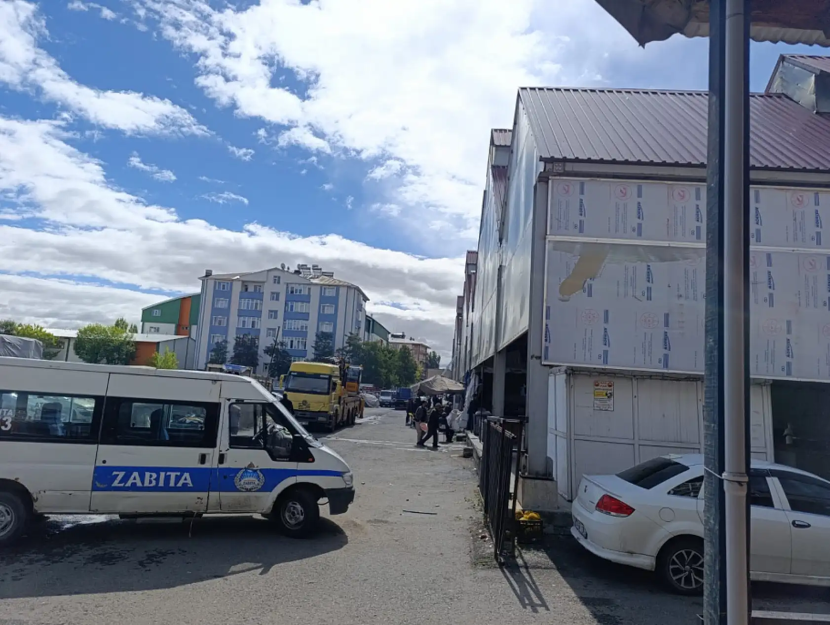 Ağrı Belediyesi sebze pazarının çatısını yeniliyor