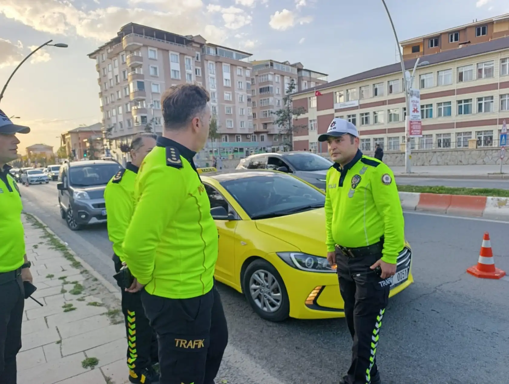 Ağrı Emniyet Müdürü Önder, sahada trafik ekiplerini denetledi