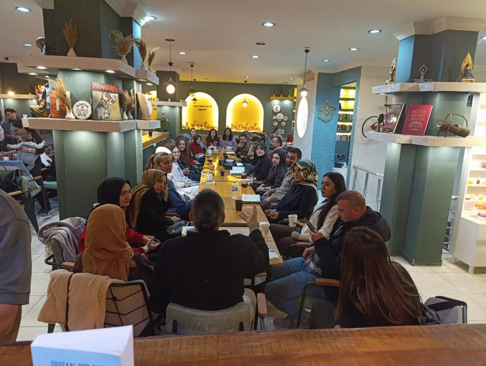 Doğubayazıt'ta kitap dostları aynı masada buluştu