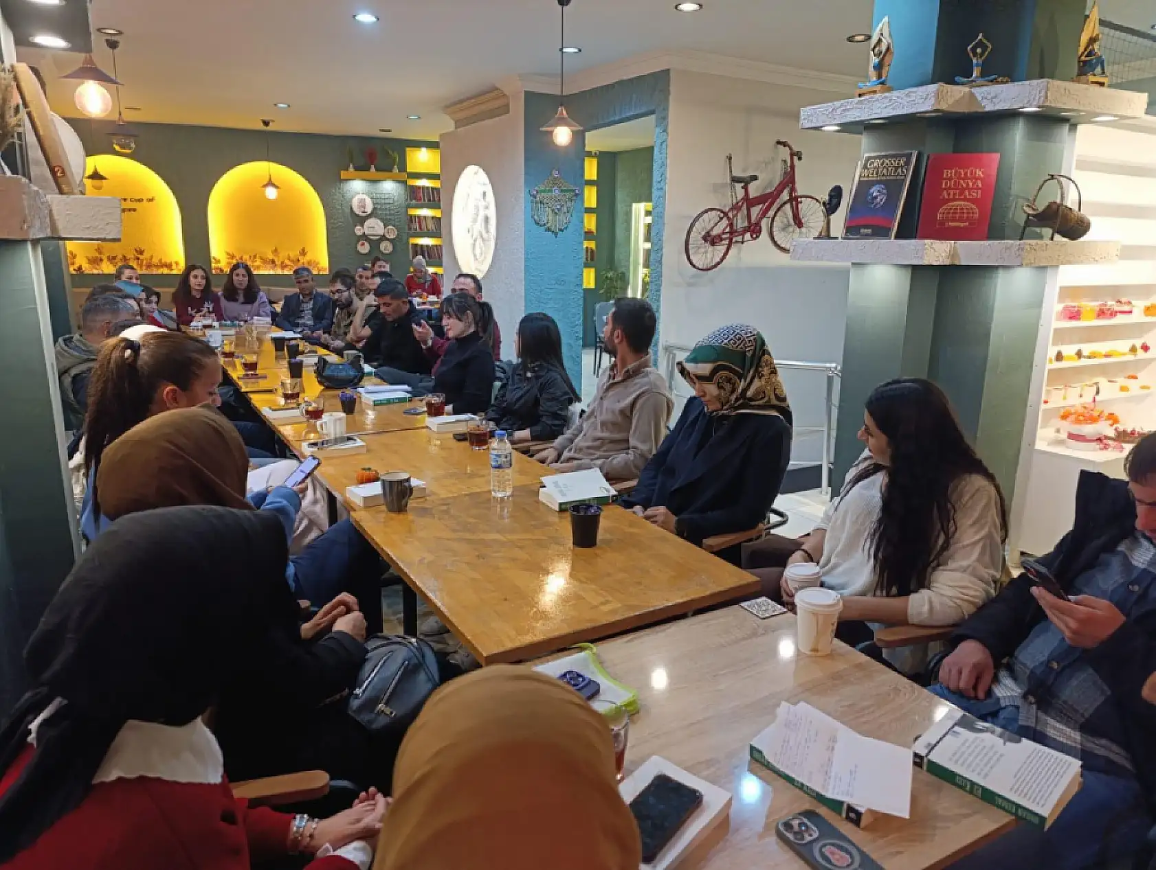 Doğubayazıt'ta kitap dostları aynı masada buluştu