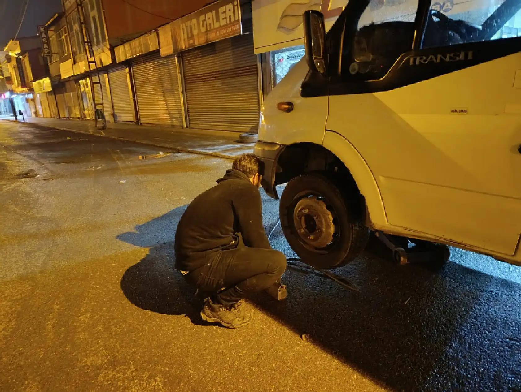 Ağrı'da kış lastiği telaşı: Lastikçilerde akşam mesaisi başladı