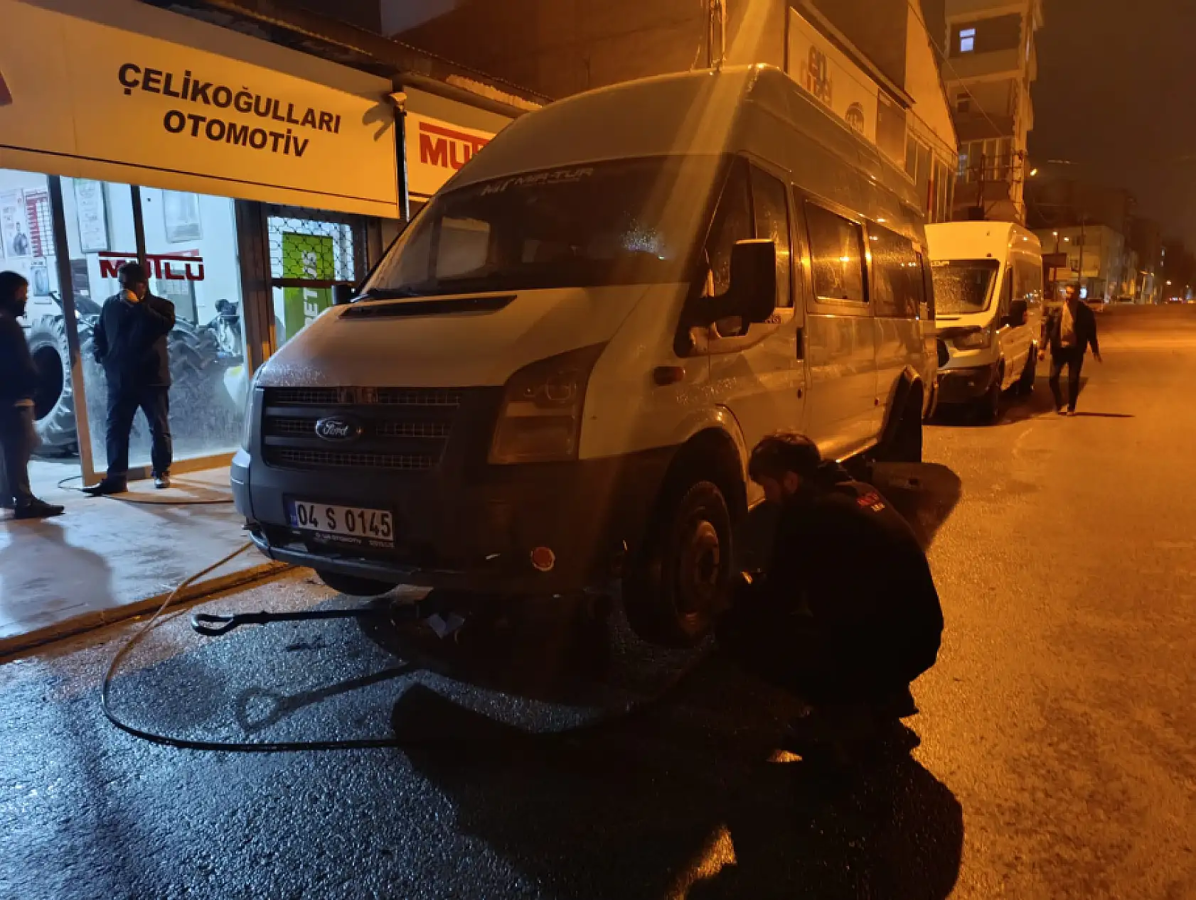 Ağrı'da kış lastiği telaşı: Lastikçilerde akşam mesaisi başladı