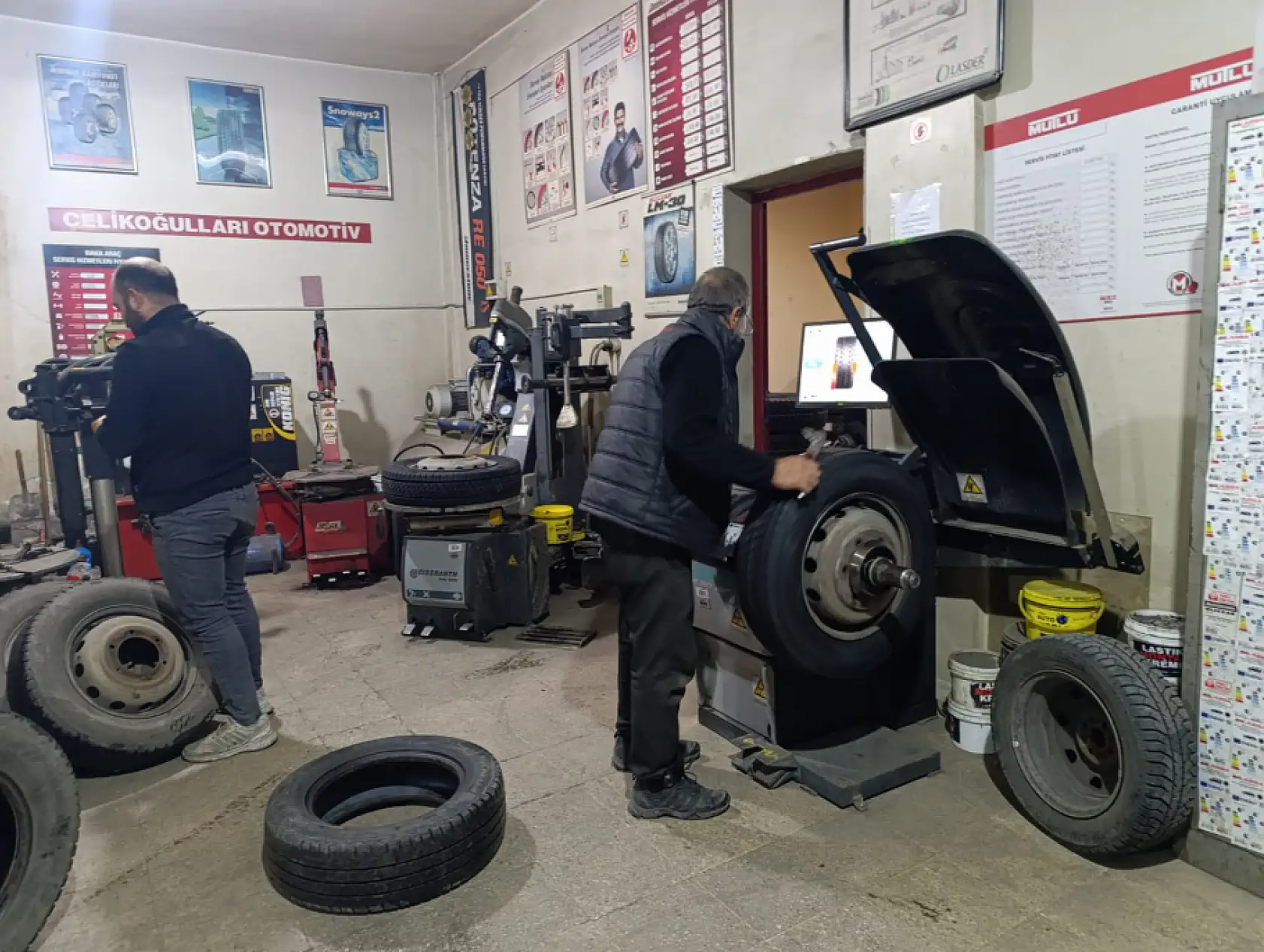 Ağrı'da kış lastiği telaşı: Lastikçilerde akşam mesaisi başladı