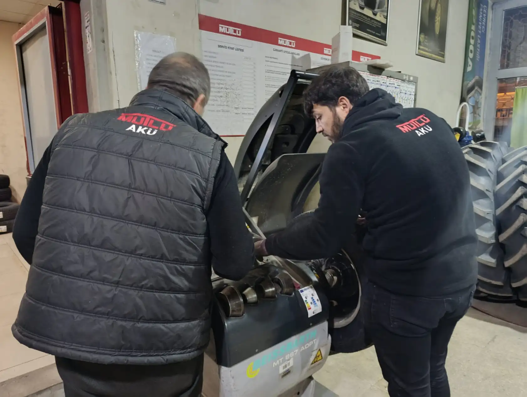 Ağrı'da kış lastiği telaşı: Lastikçilerde akşam mesaisi başladı