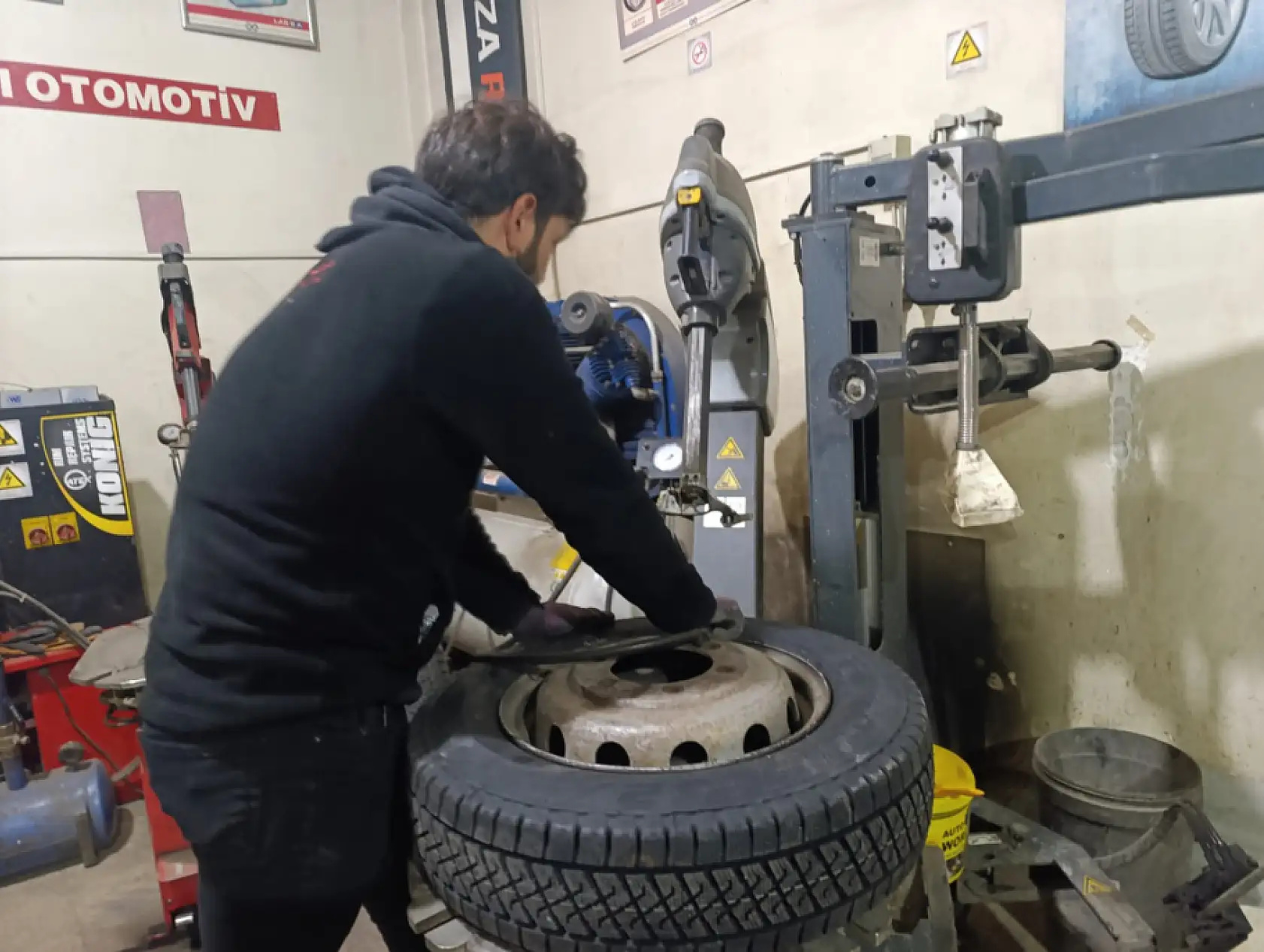 Ağrı'da kış lastiği telaşı: Lastikçilerde akşam mesaisi başladı