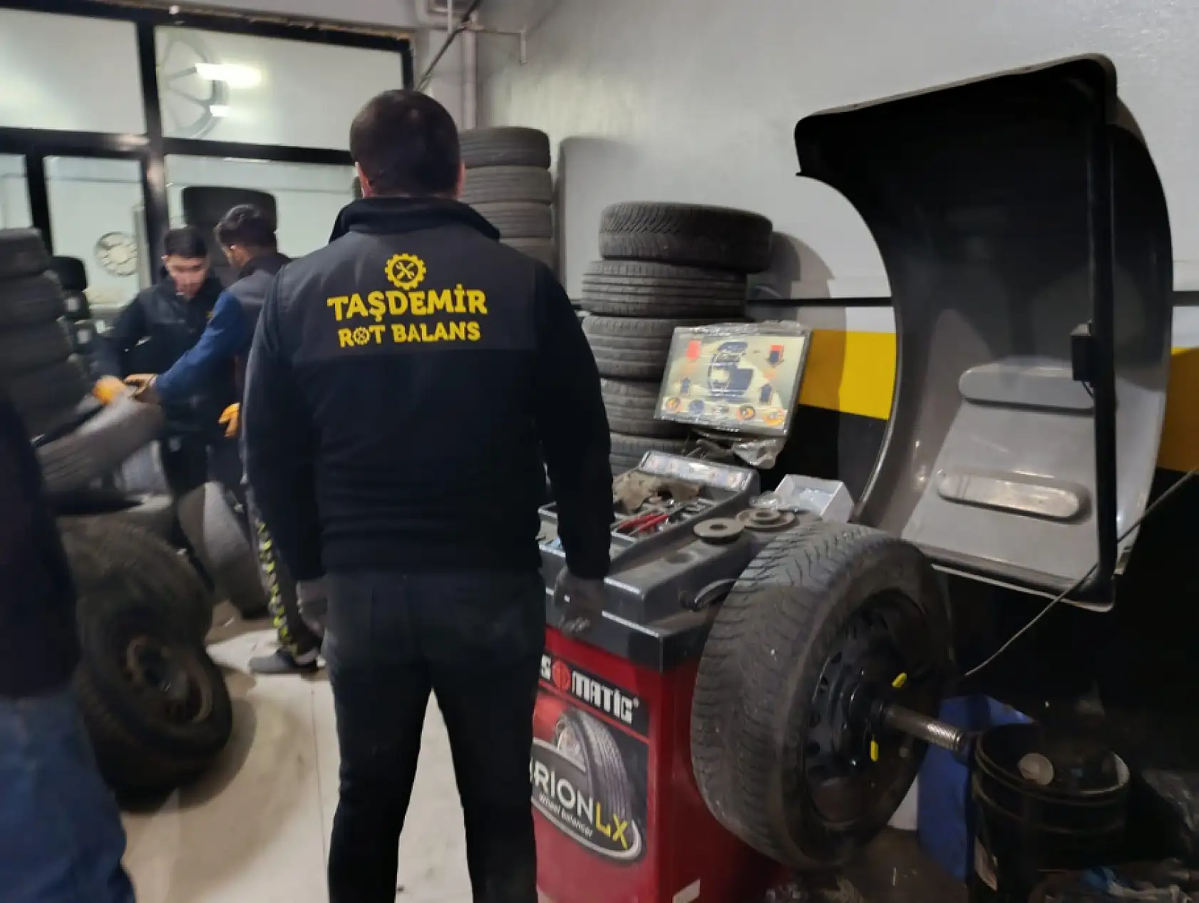 Ağrı'da kış lastiği yoğunluğu devam ederken ustalar pazar mesaisine kaldı