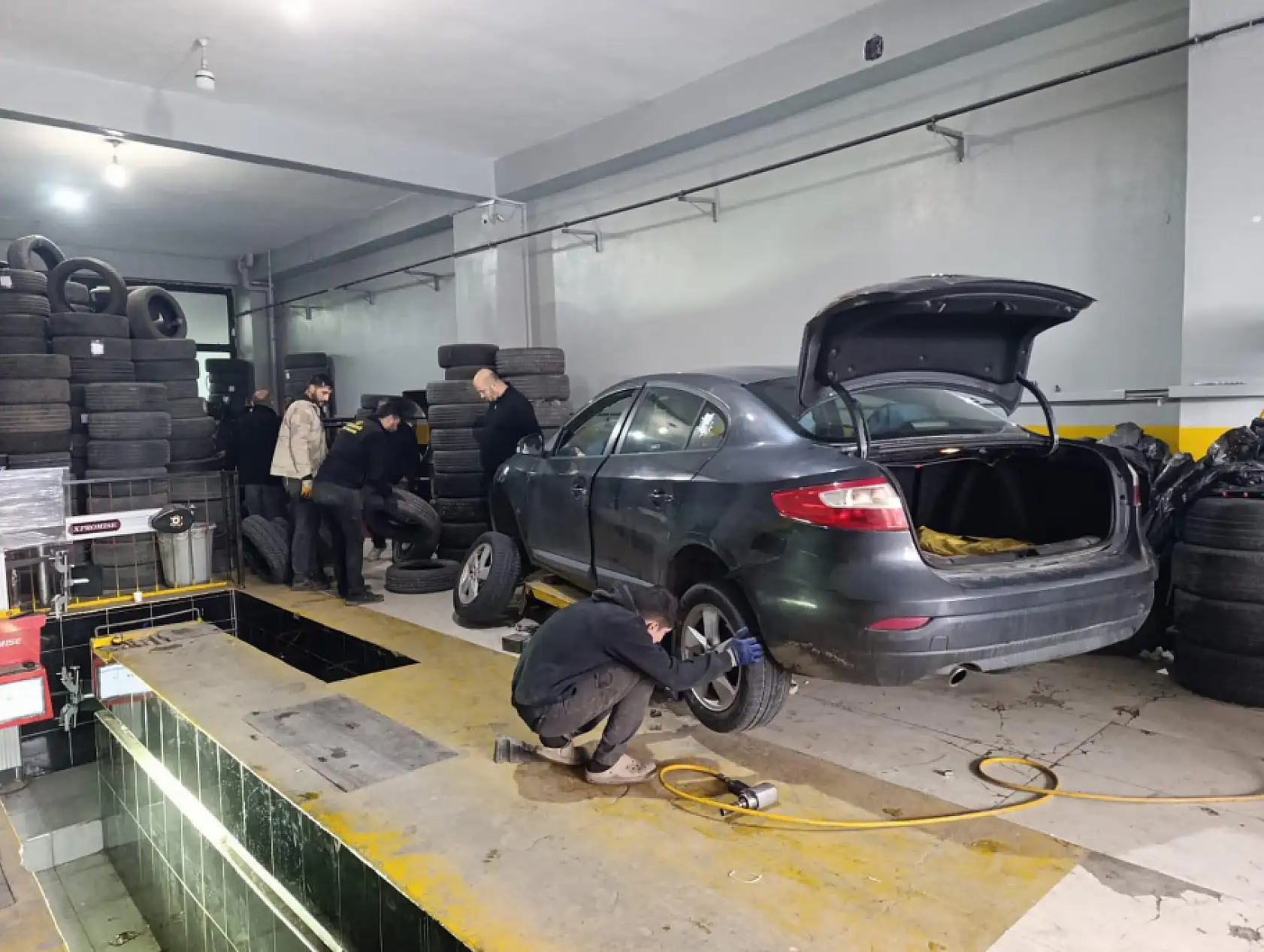 Ağrı'da kış lastiği yoğunluğu devam ederken ustalar pazar mesaisine kaldı