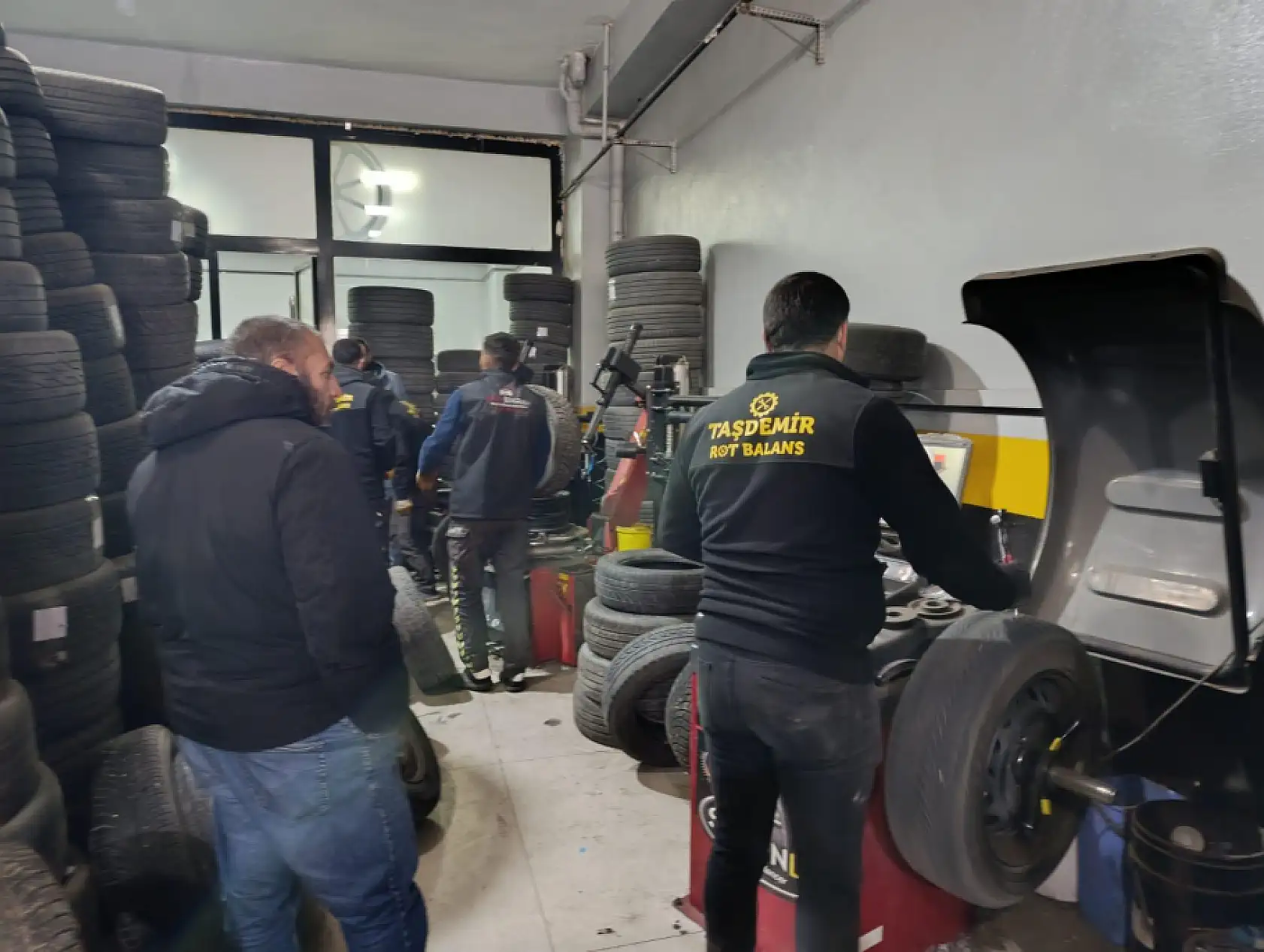 Ağrı'da kış lastiği yoğunluğu devam ederken ustalar pazar mesaisine kaldı