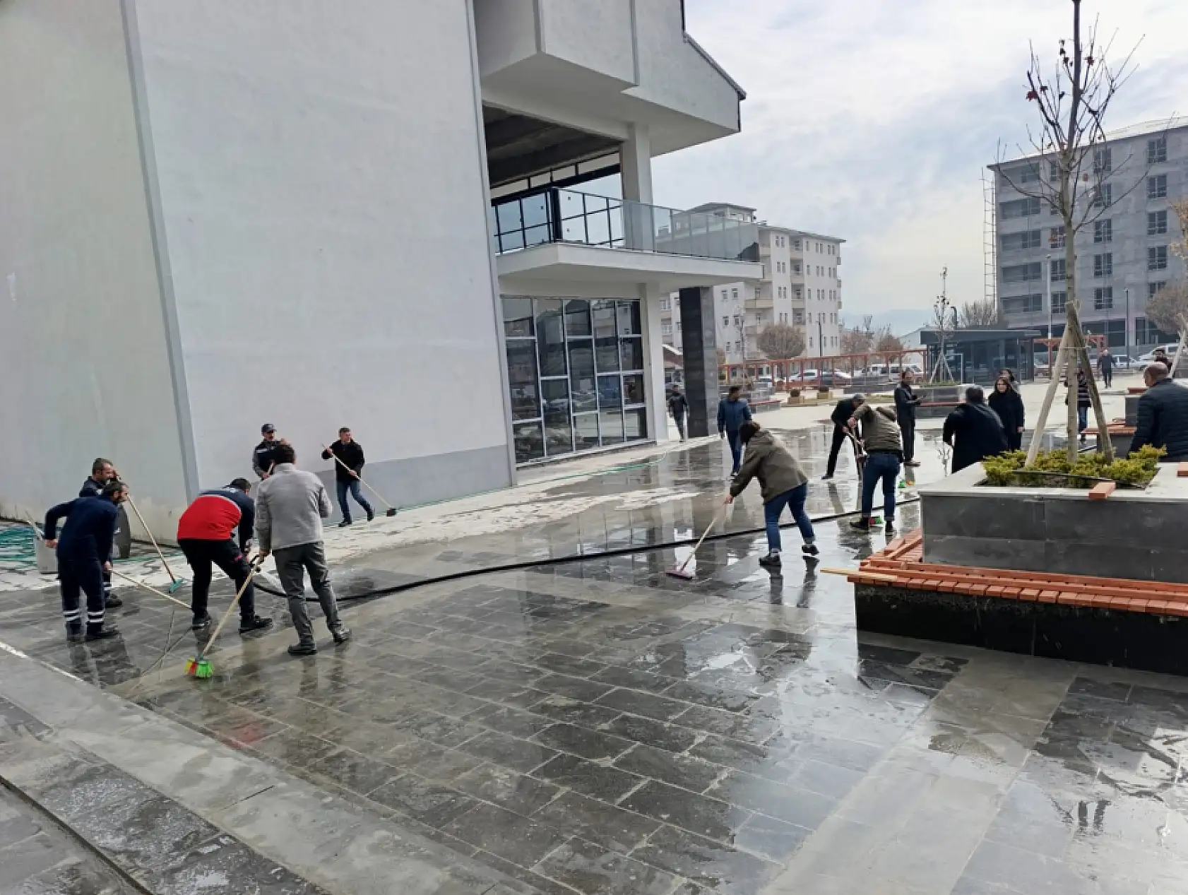 Açılışa saatler kala Başkan Aras temizlik çalışmalarına katıldı