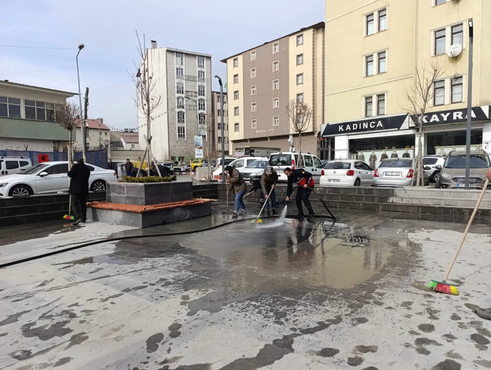 Açılışa saatler kala Başkan Aras temizlik çalışmalarına katıldı