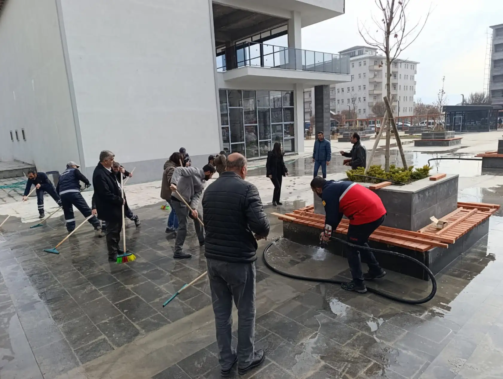 Açılışa saatler kala Başkan Aras temizlik çalışmalarına katıldı