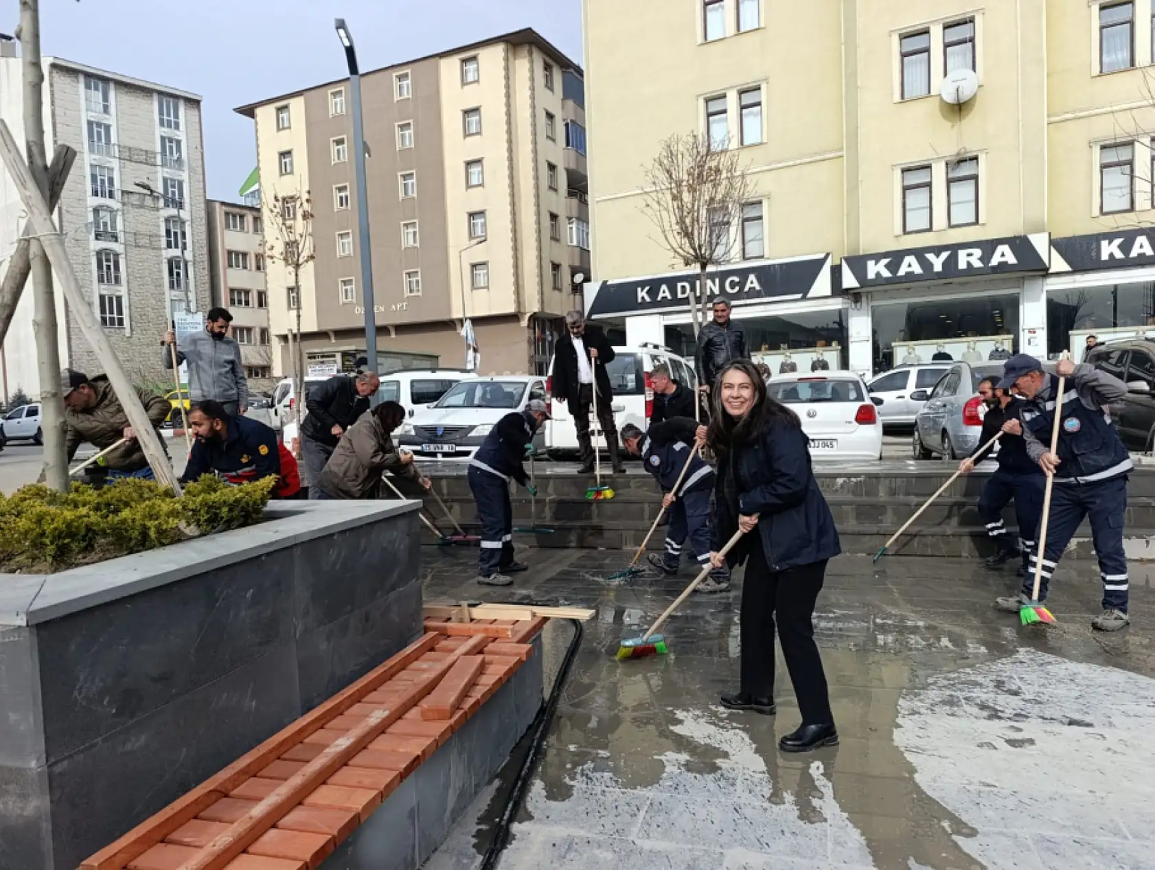 Açılışa saatler kala Başkan Aras temizlik çalışmalarına katıldı