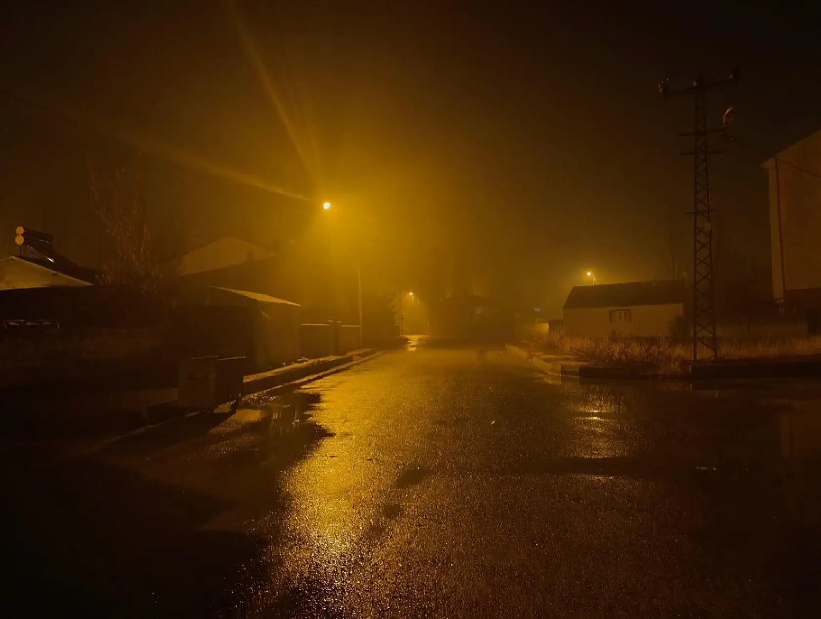 Ağrı'da yağmur sonrası sokaklar boş kaldı, sis etkili oldu