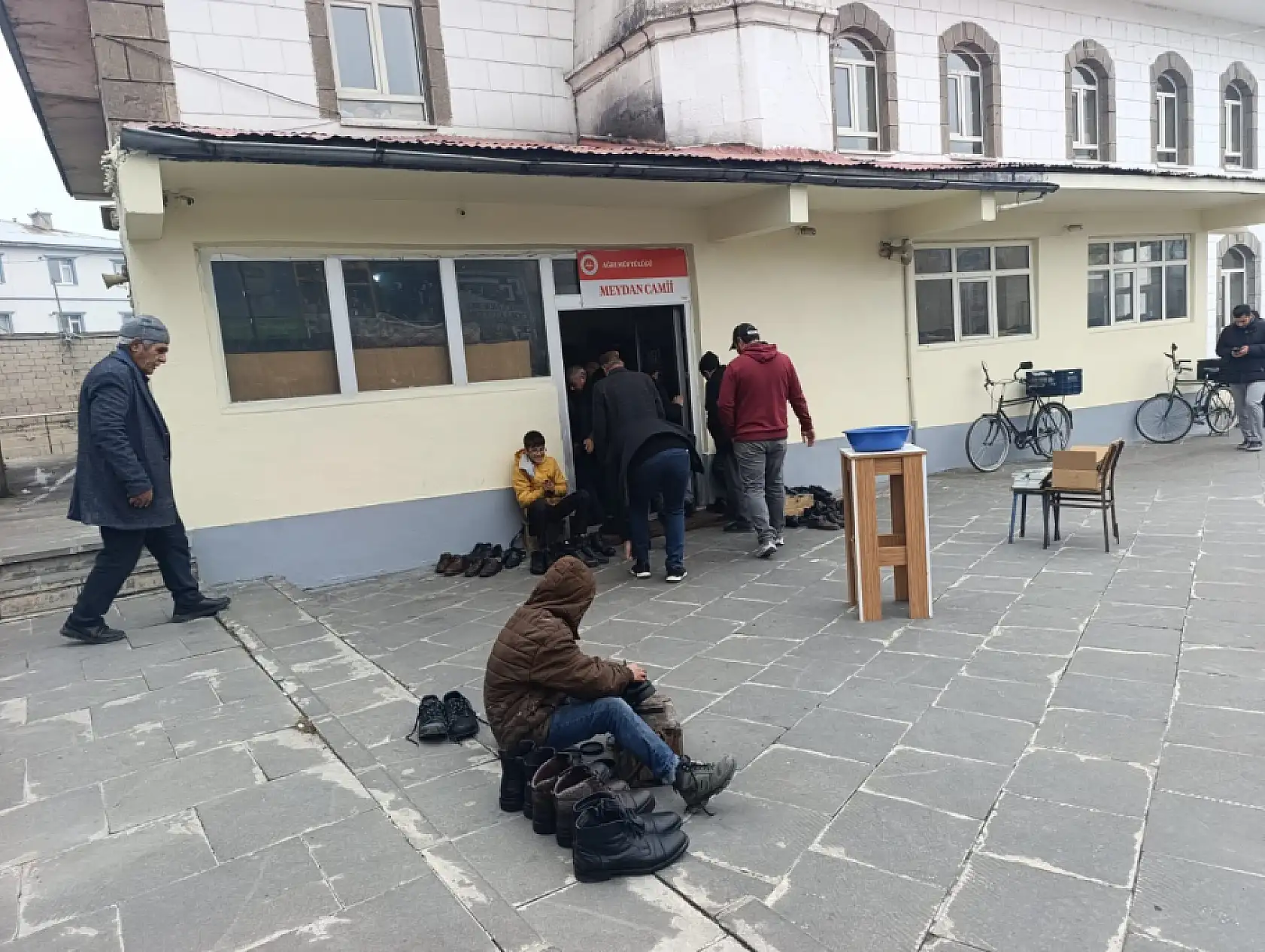 Ağrı'da havalar soğudu, cemaat cami içinde saf tuttu