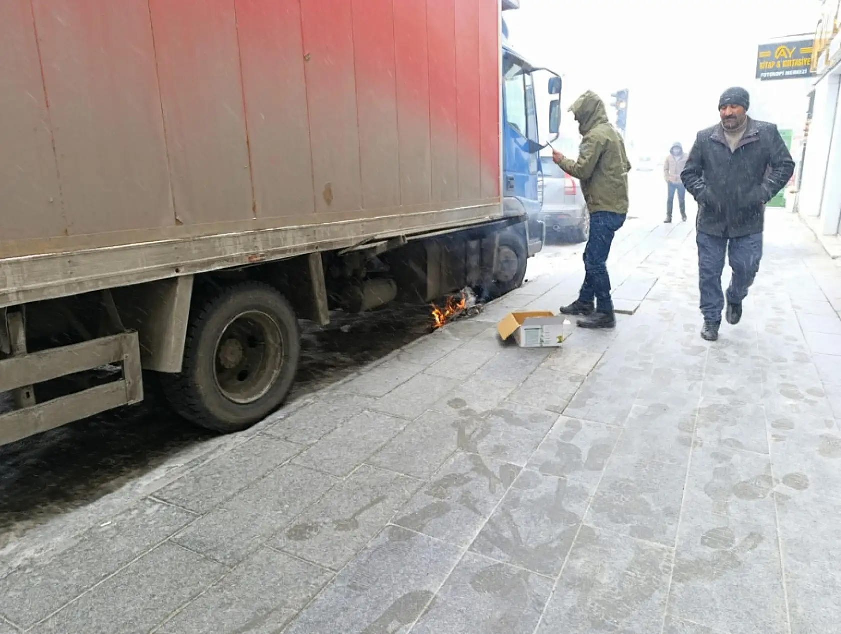 Ağrı'da aracın yakıt deposu dondu çözüm kartonla ateş yakmak oldu