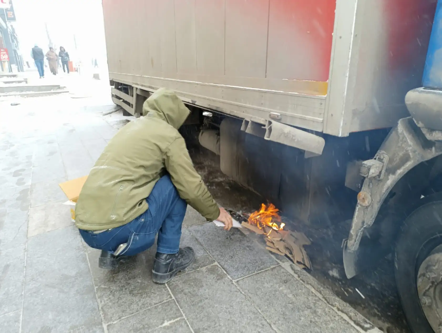 Ağrı'da aracın yakıt deposu dondu çözüm kartonla ateş yakmak oldu
