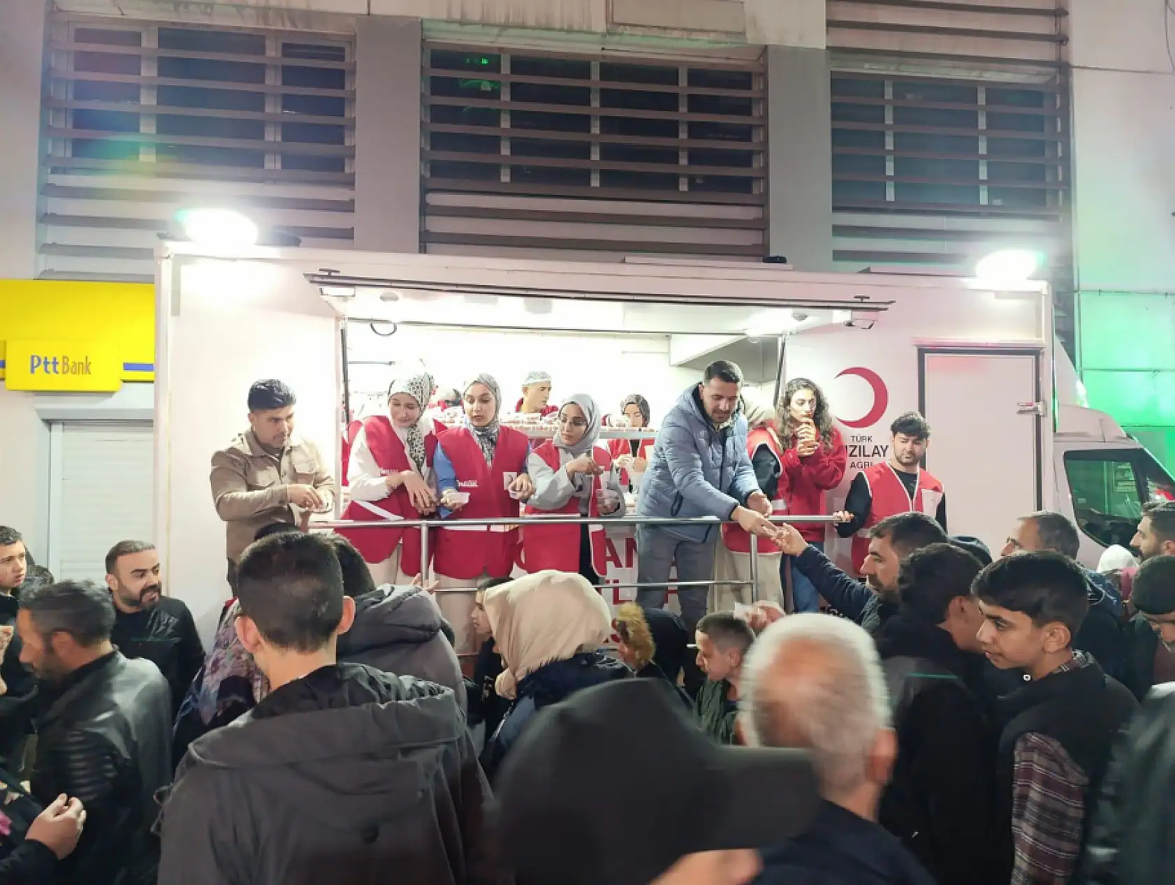 Ağrı Kızılay'dan Kadir Gecesi'nde lokma ikramı