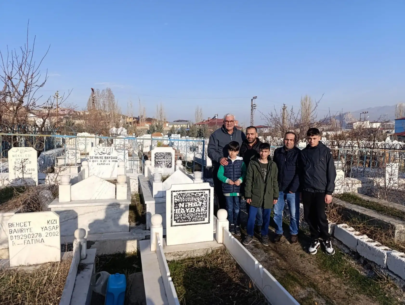 Doğubayazıt'ta bayram namazı kılındı, mezarlıklar ziyaret edildi