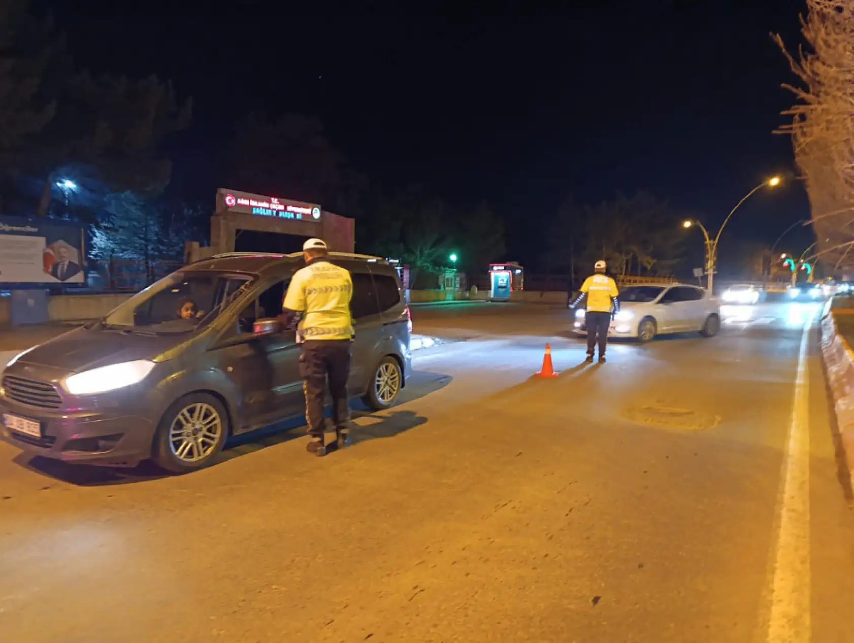 Ağrı'da trafik polisleri bayramda can güvenliği için nöbetteydi