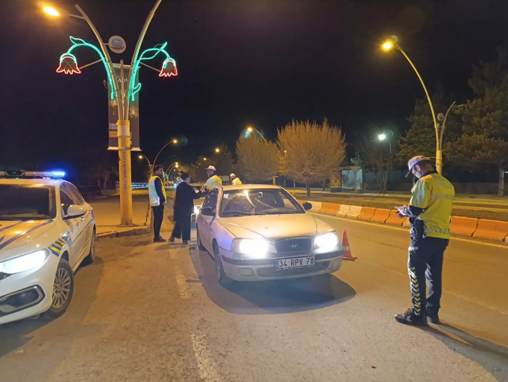 Ağrı'da trafik polisleri bayramda can güvenliği için nöbetteydi