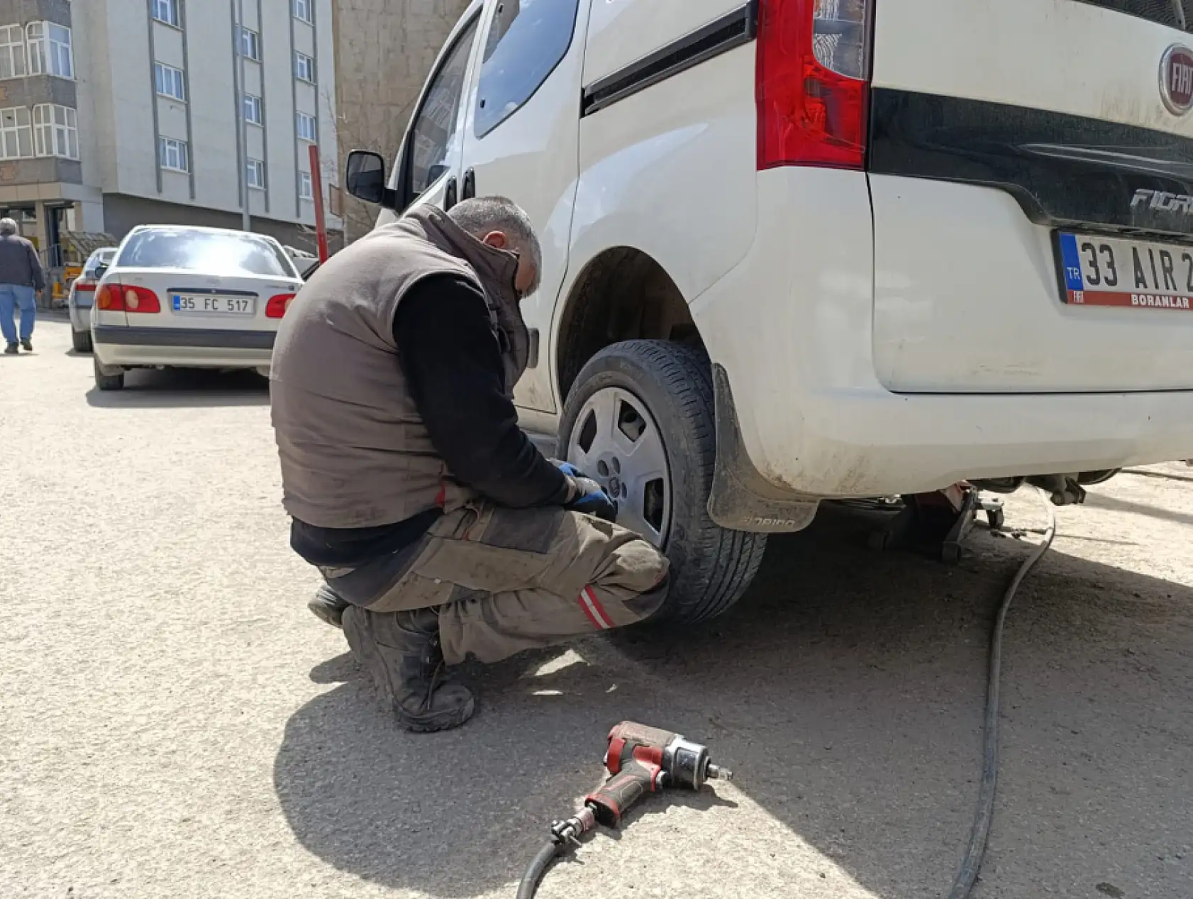 Ağrı'da oto lastikçiler bahar mesaisine başladı