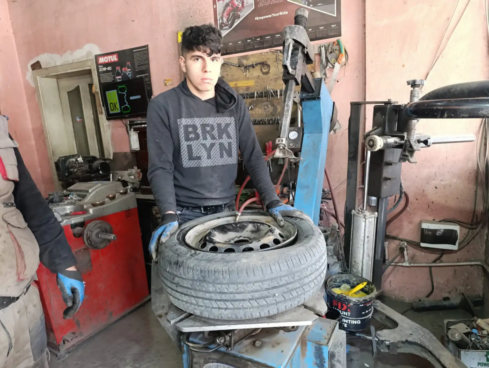 Ağrı'da oto lastikçiler bahar mesaisine başladı