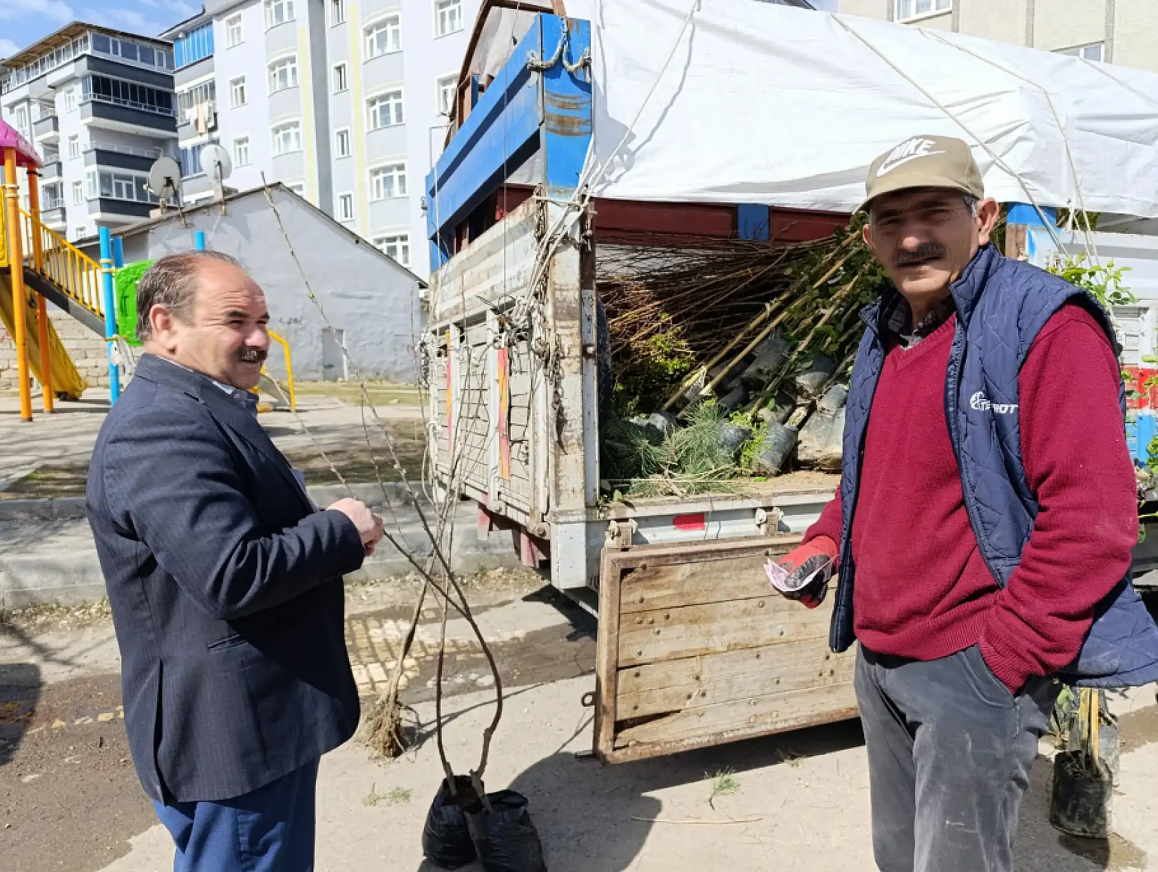 Karslı üretici Ağrı'da meyve ağaçlarını alıcıyla buluşturuyor