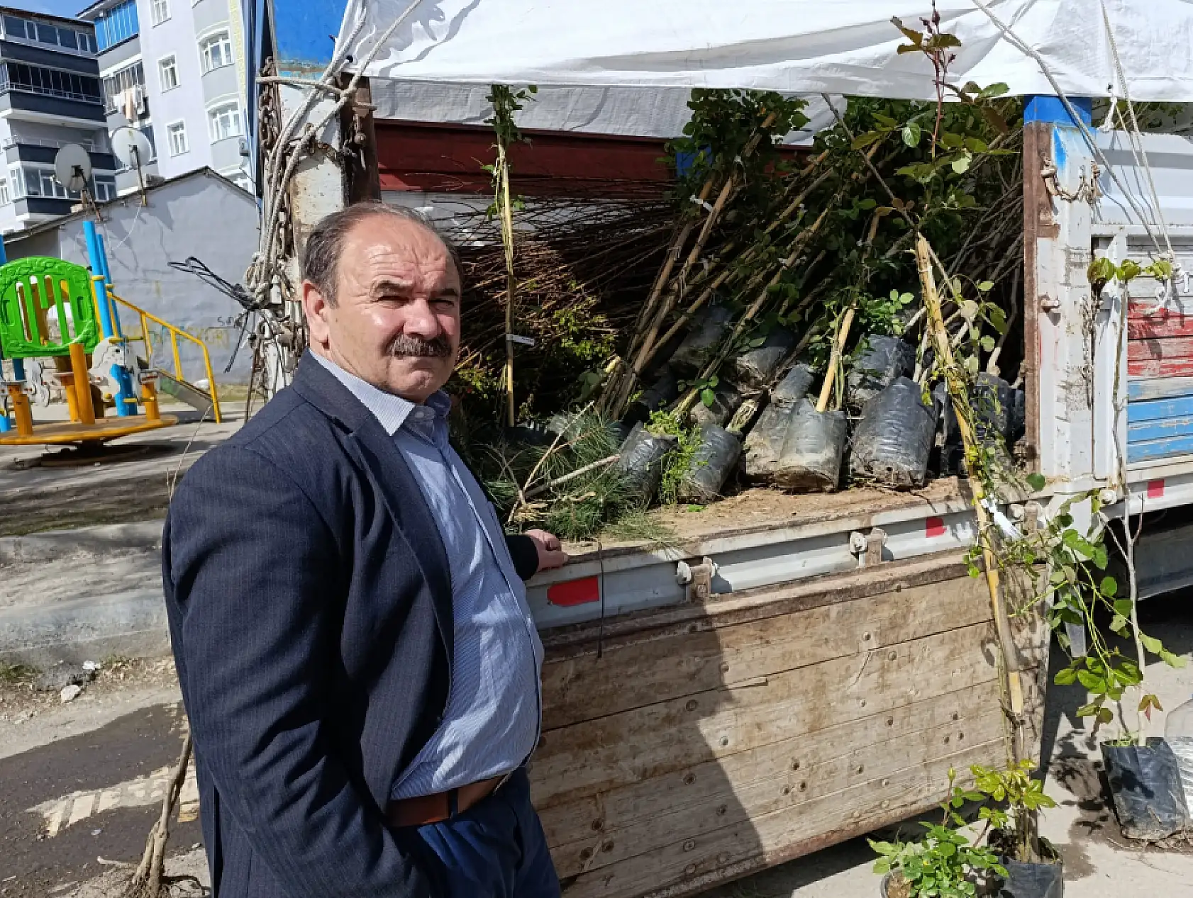 Karslı üretici Ağrı'da meyve ağaçlarını alıcıyla buluşturuyor