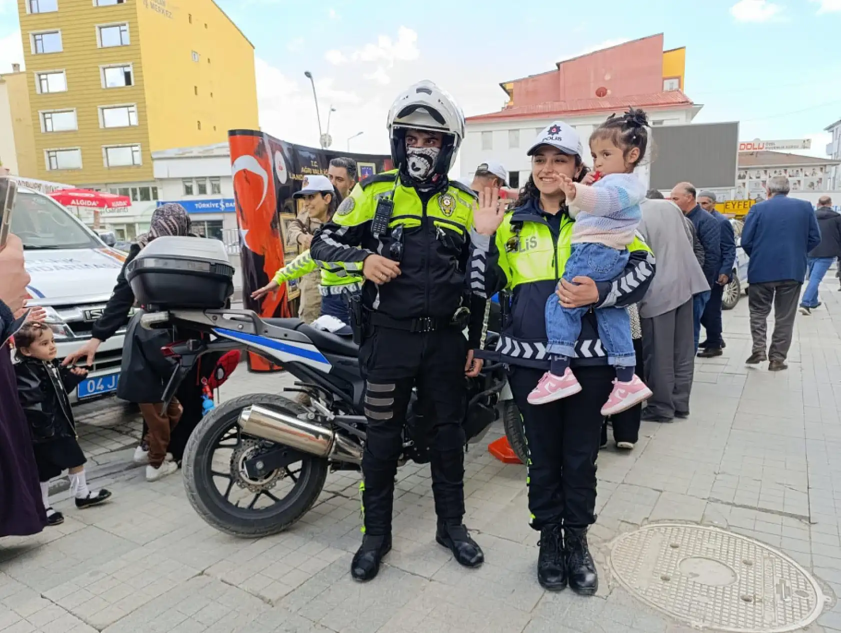 Çocuklar mutlu edildi vatandaş bilinçlendi trafik haftası Ağrı'da dolu dolu geçti
