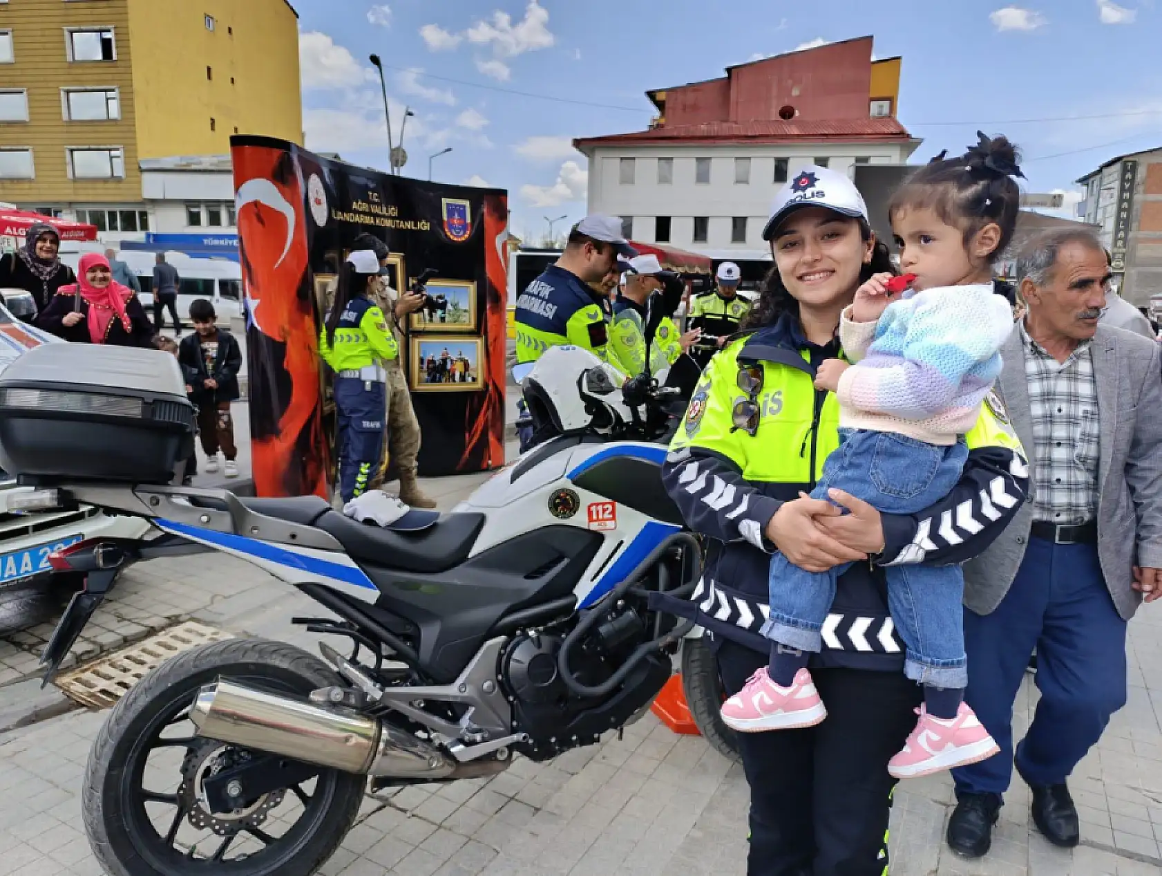 Çocuklar mutlu edildi vatandaş bilinçlendi trafik haftası Ağrı'da dolu dolu geçti