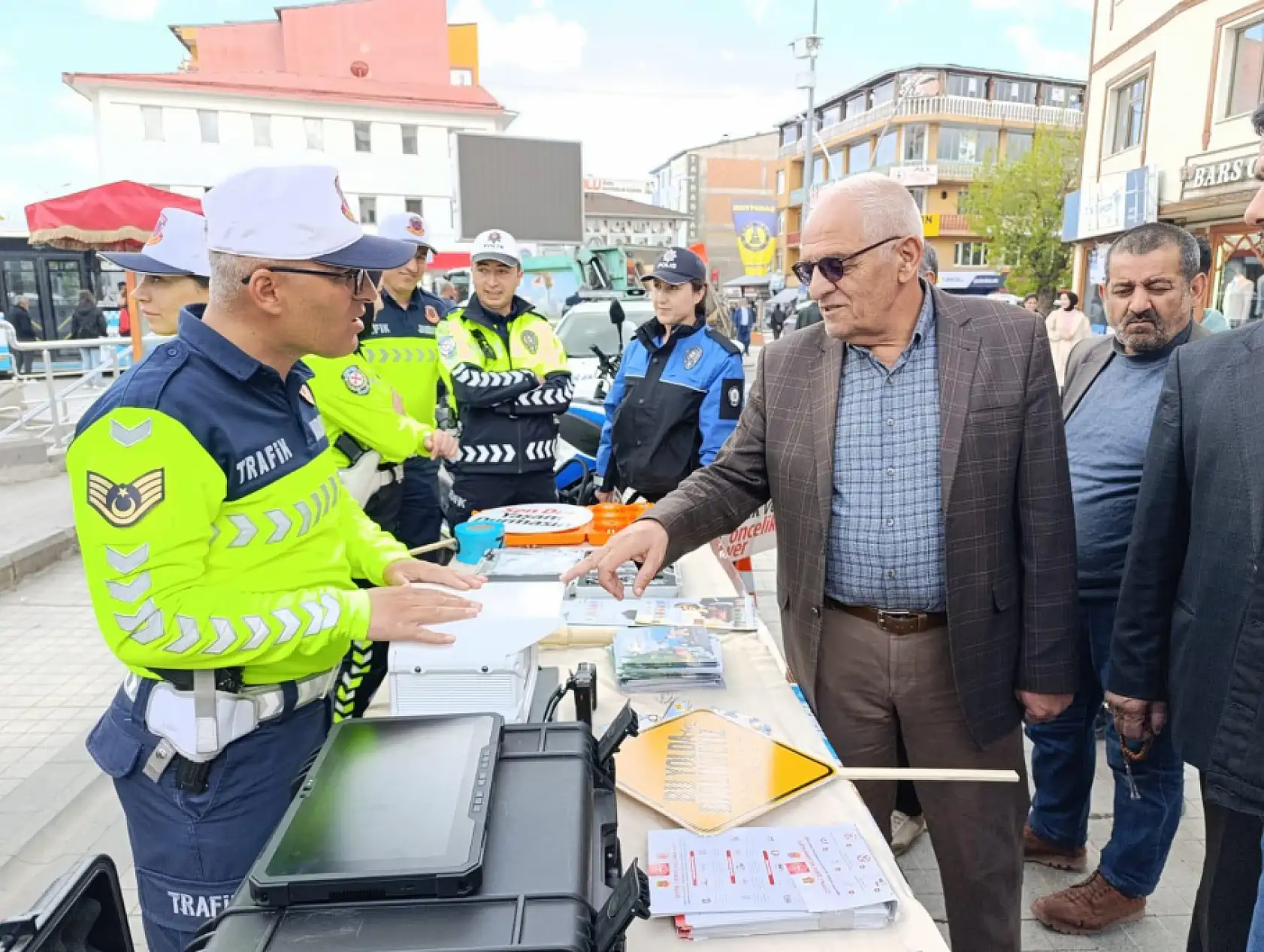 Çocuklar mutlu edildi vatandaş bilinçlendi trafik haftası Ağrı'da dolu dolu geçti