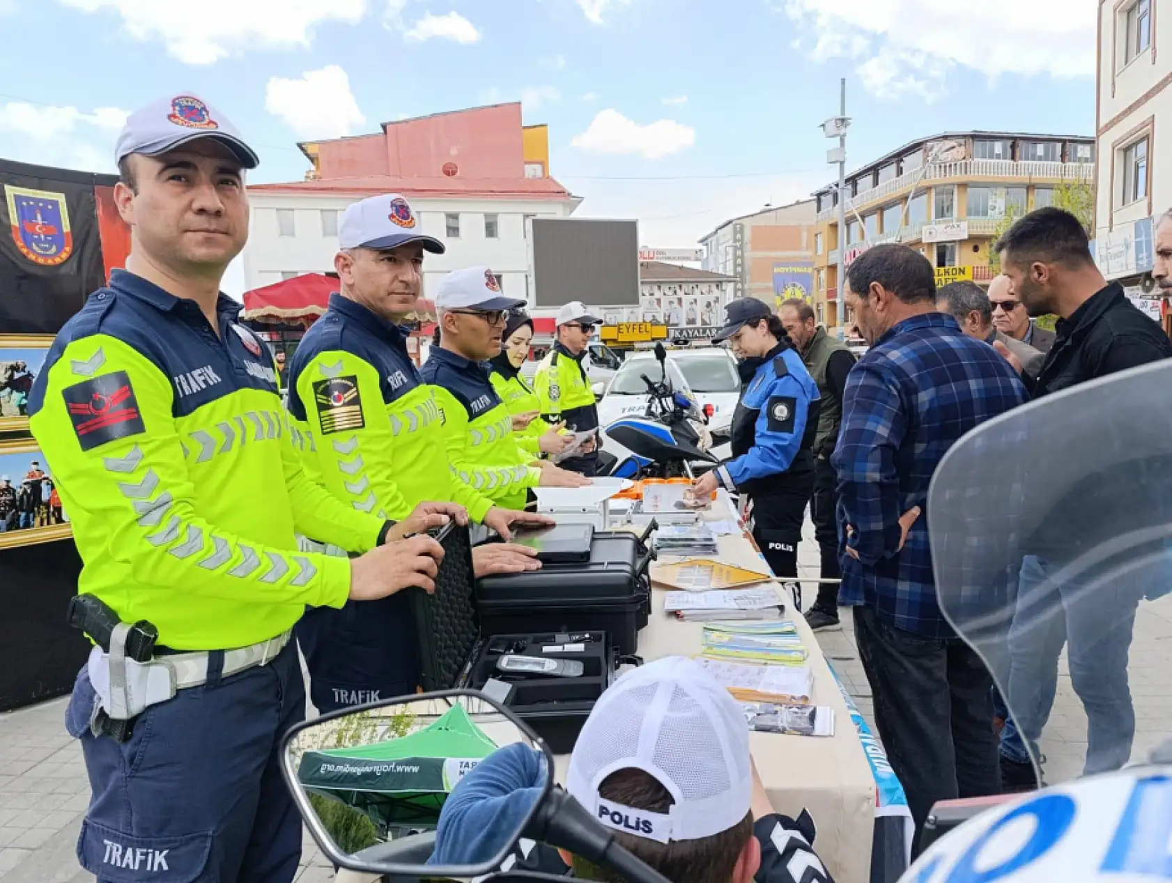 Çocuklar mutlu edildi vatandaş bilinçlendi trafik haftası Ağrı'da dolu dolu geçti
