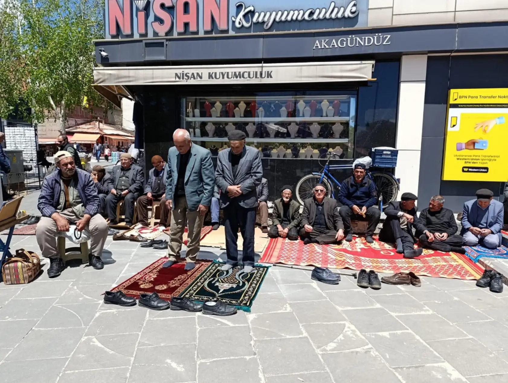 Ağrı'da baharın gelişiyle cemaat açık havada saf tuttu