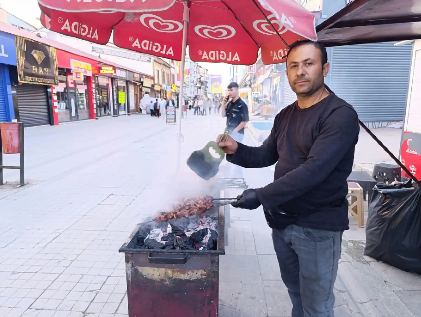 Yaz kış, gece gündüz: Ağrı'da bir ciğercinin bayram mesaisi
