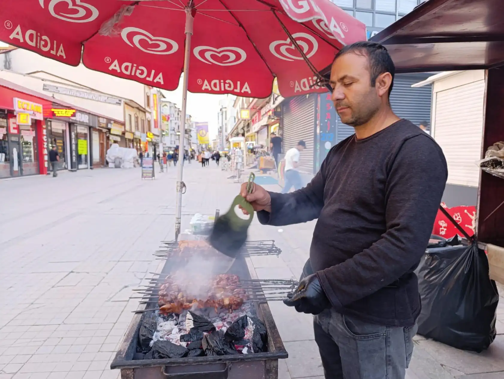 Yaz kış, gece gündüz: Ağrı'da bir ciğercinin bayram mesaisi