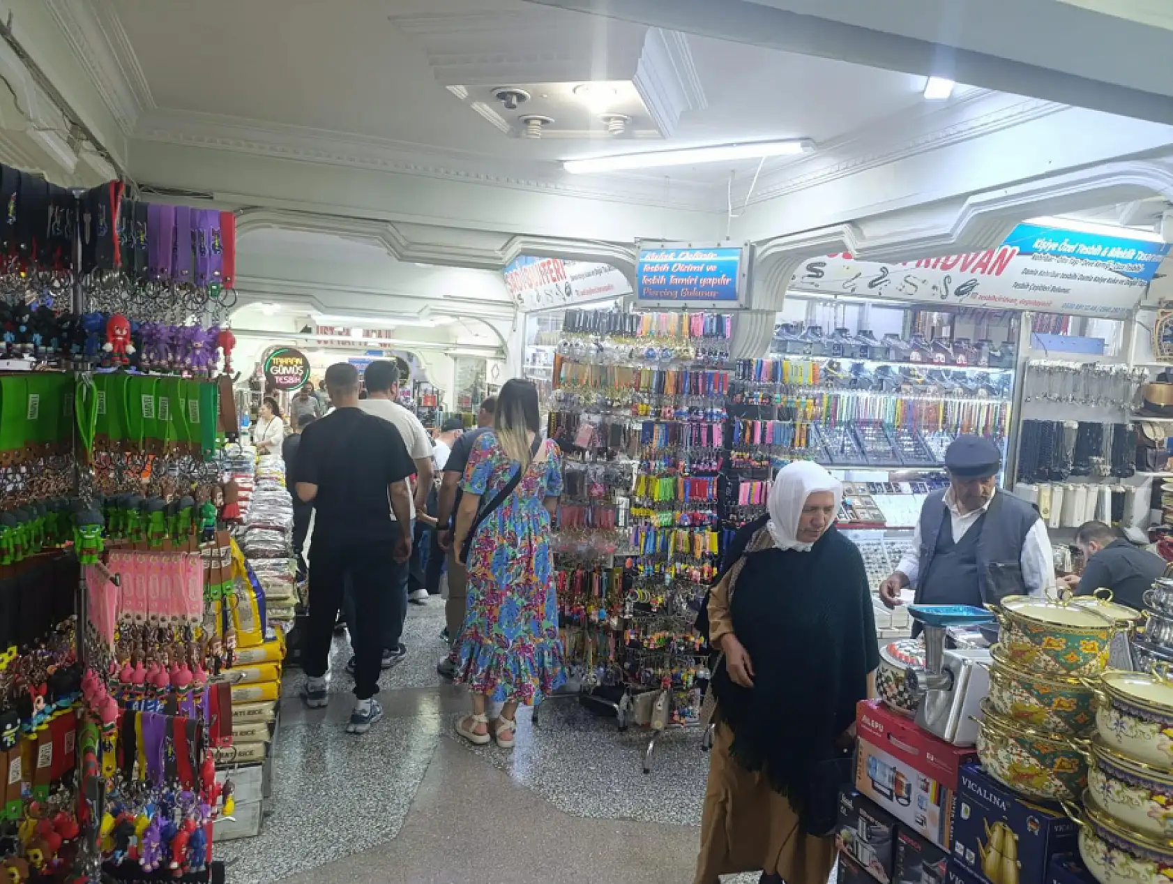 Doğubayazıt'ta bayram hareketliliği pasajlara yansıdı